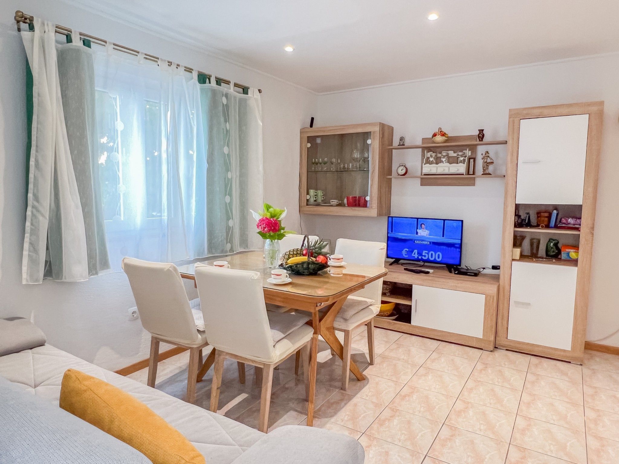 Günstiges Ferienhaus mit Pool und Meerblick-Inside