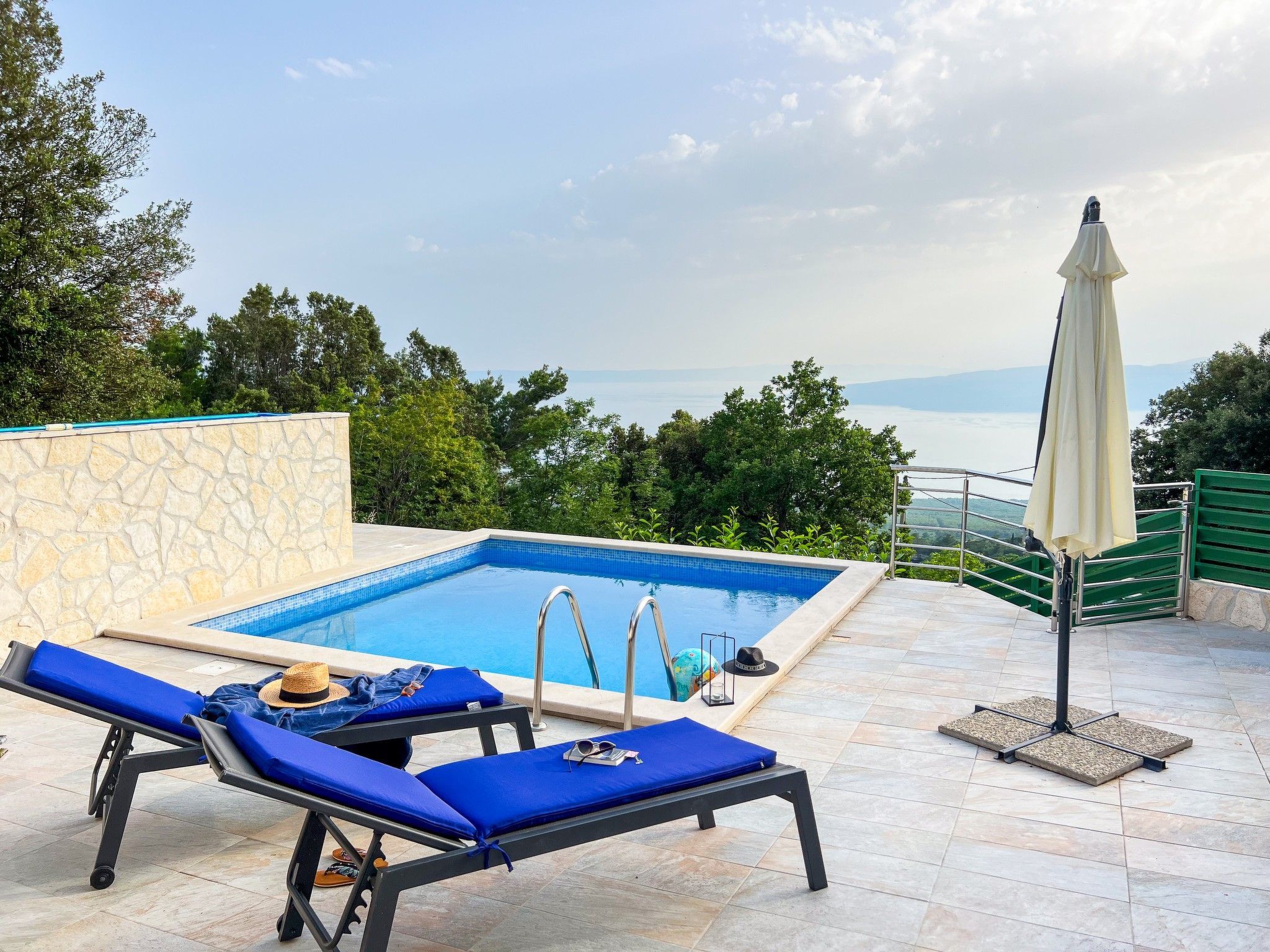 Günstiges Ferienhaus mit Pool und Meerblick-Inside