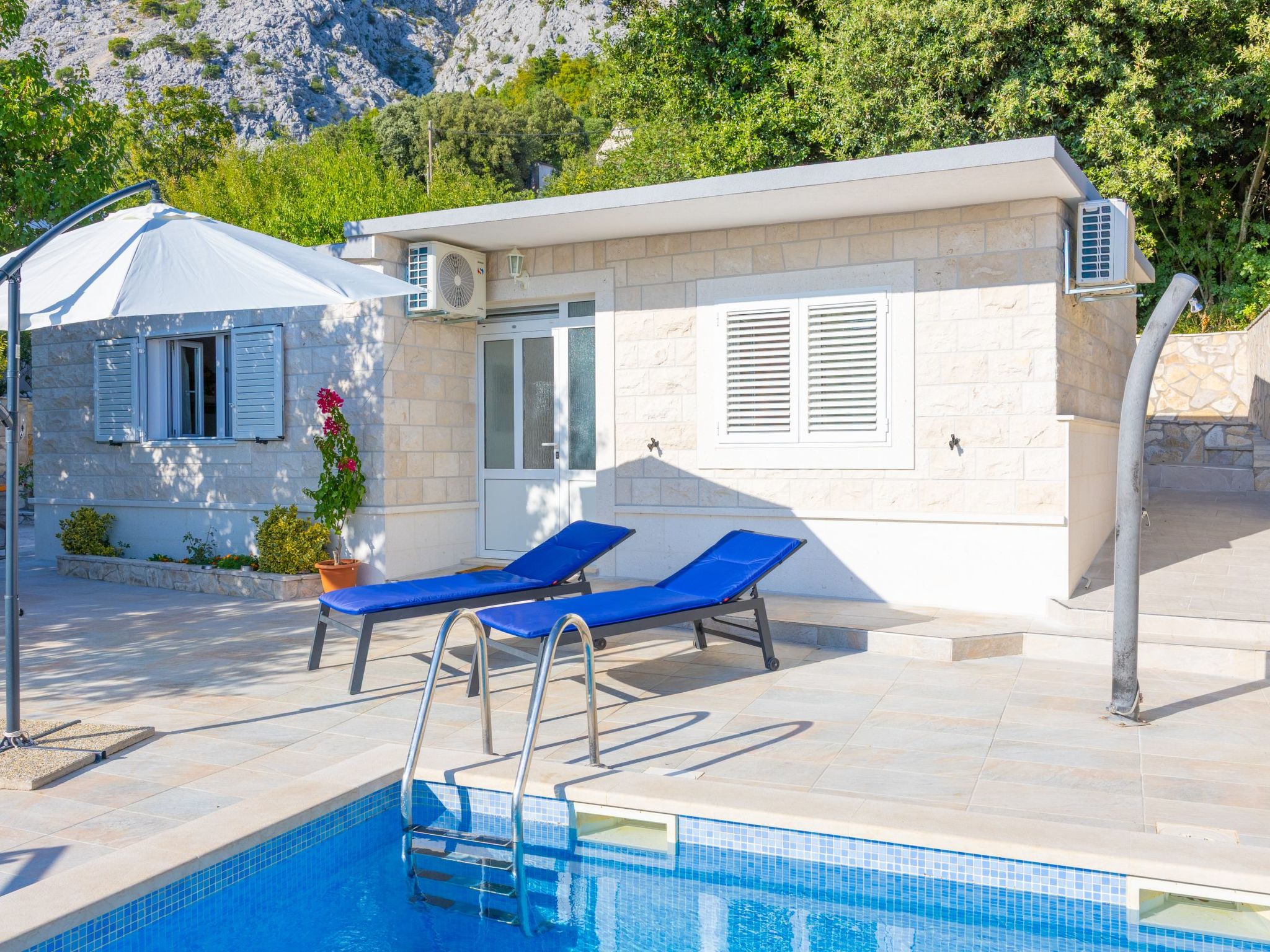 Günstiges Ferienhaus mit Pool und Meerblick-Inside