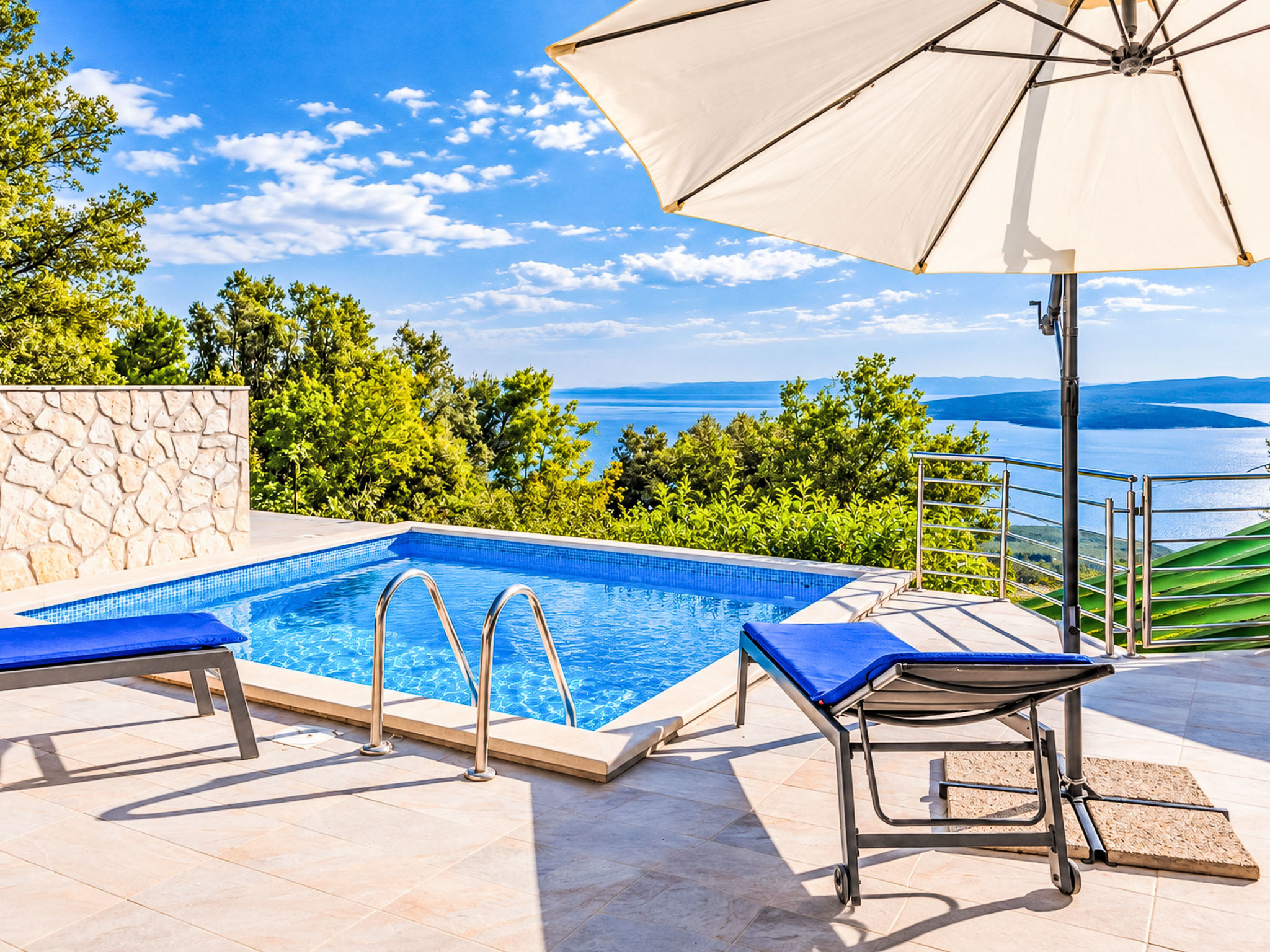 Günstiges Ferienhaus mit Pool und Meerblick — Pool Outdoor (2 of 27)