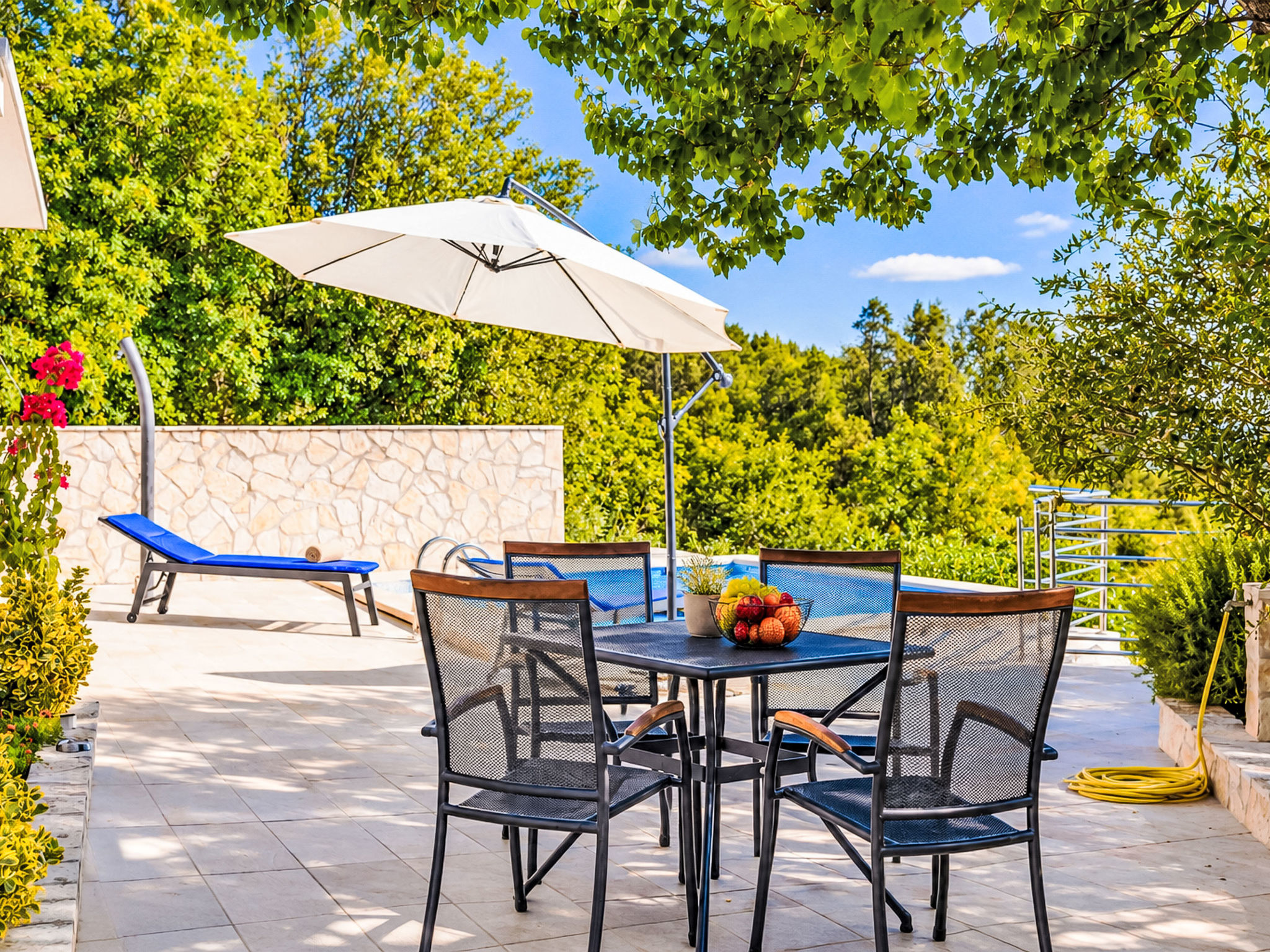 Günstiges Ferienhaus mit Pool und Meerblick — Terrace (4 of 27)