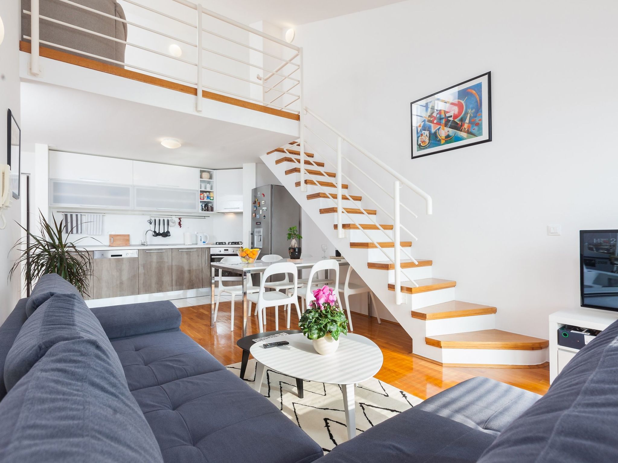 Wohnung mit Blick auf das Wasser-Drinnen