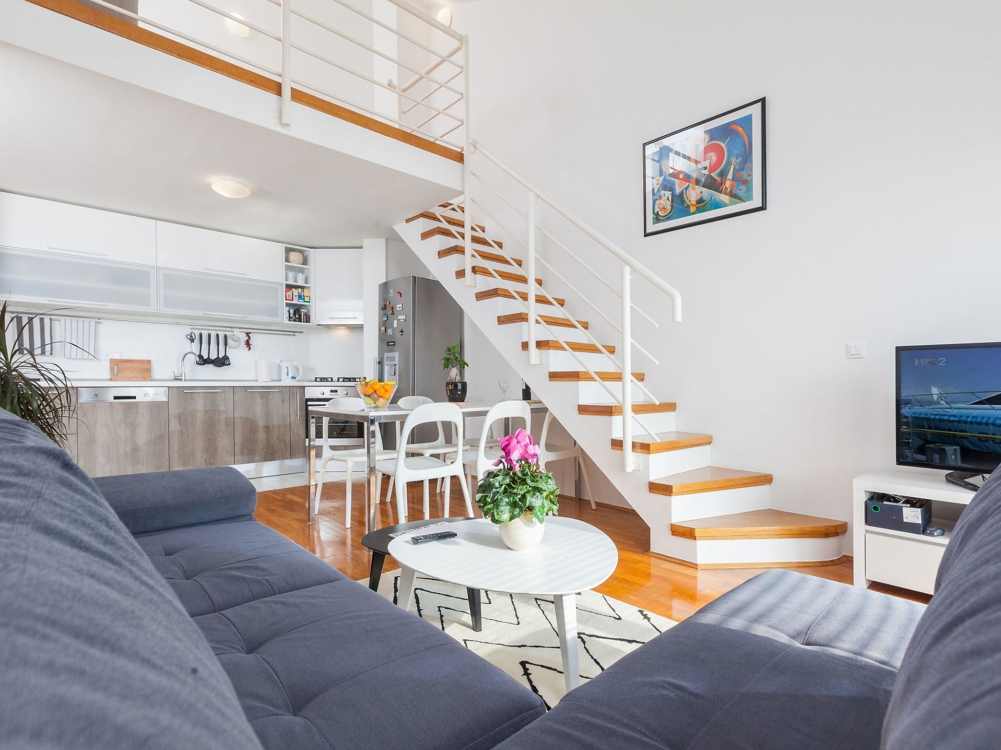 Wohnung mit Blick auf das Wasser-Drinnen