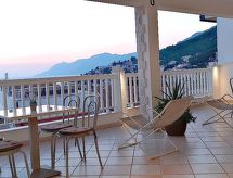 Vrijstaande woning met zeezicht in Baška Voda, vlakbij het strand - thumbnail 1