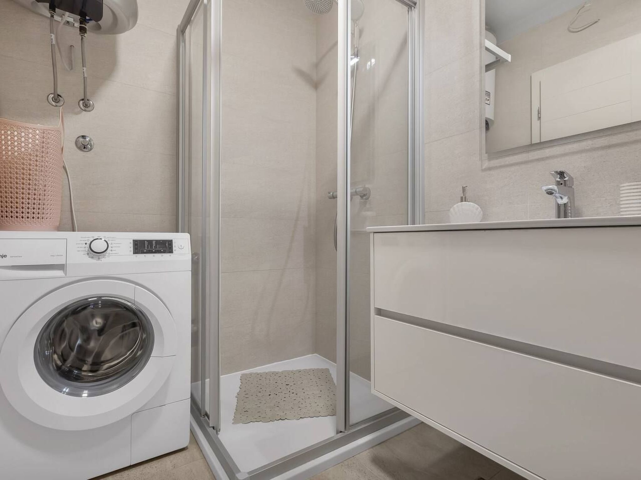 Apartment Hrvoje - nur 50m bis zum Meer-Binnen