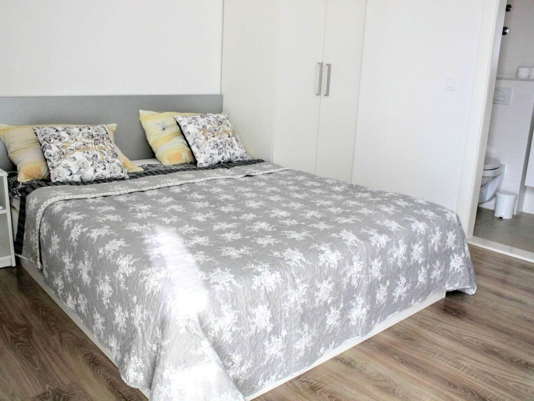 Weiße Idylle auf dem blauen Meer-Binnen