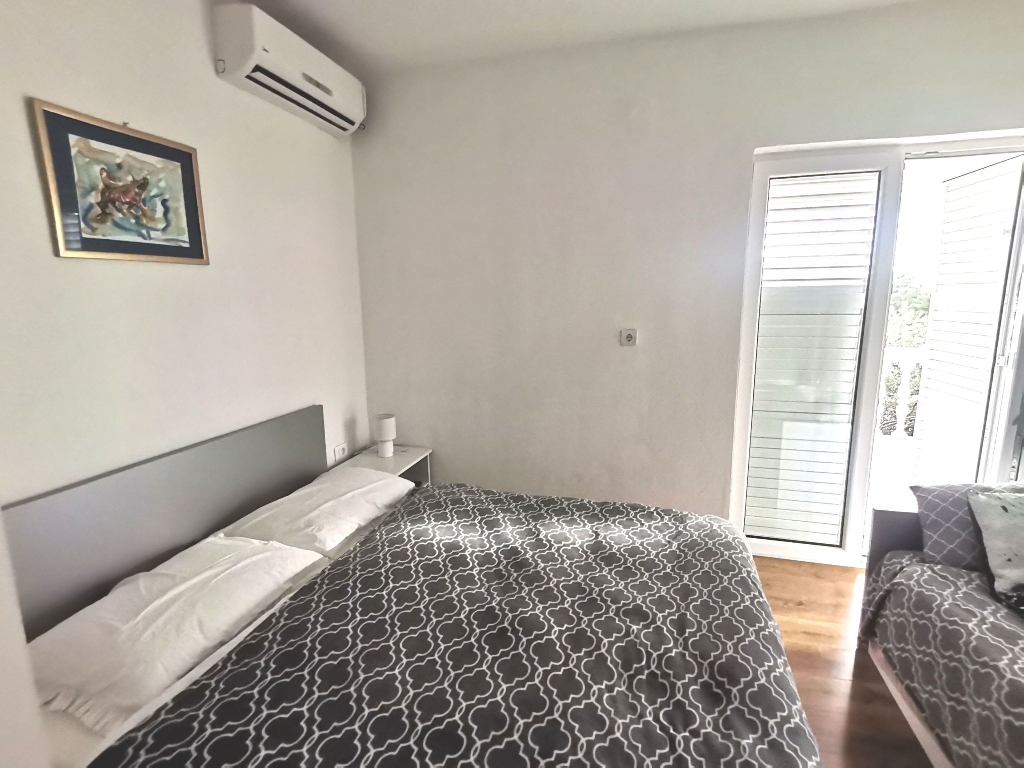 Weiße Idylle auf dem blauen Meer-Binnen