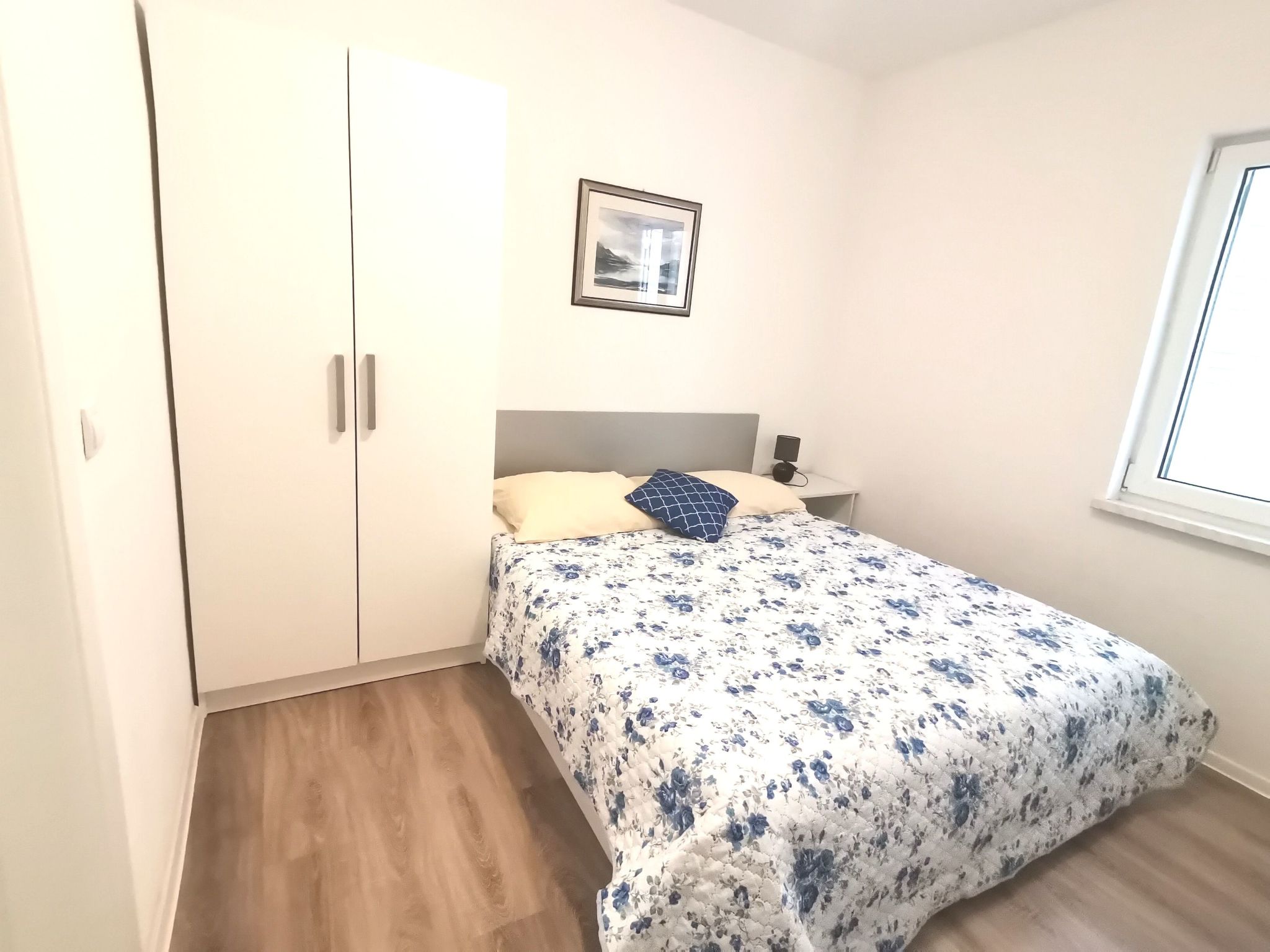 Weiße Idylle auf dem blauen Meer-Binnen