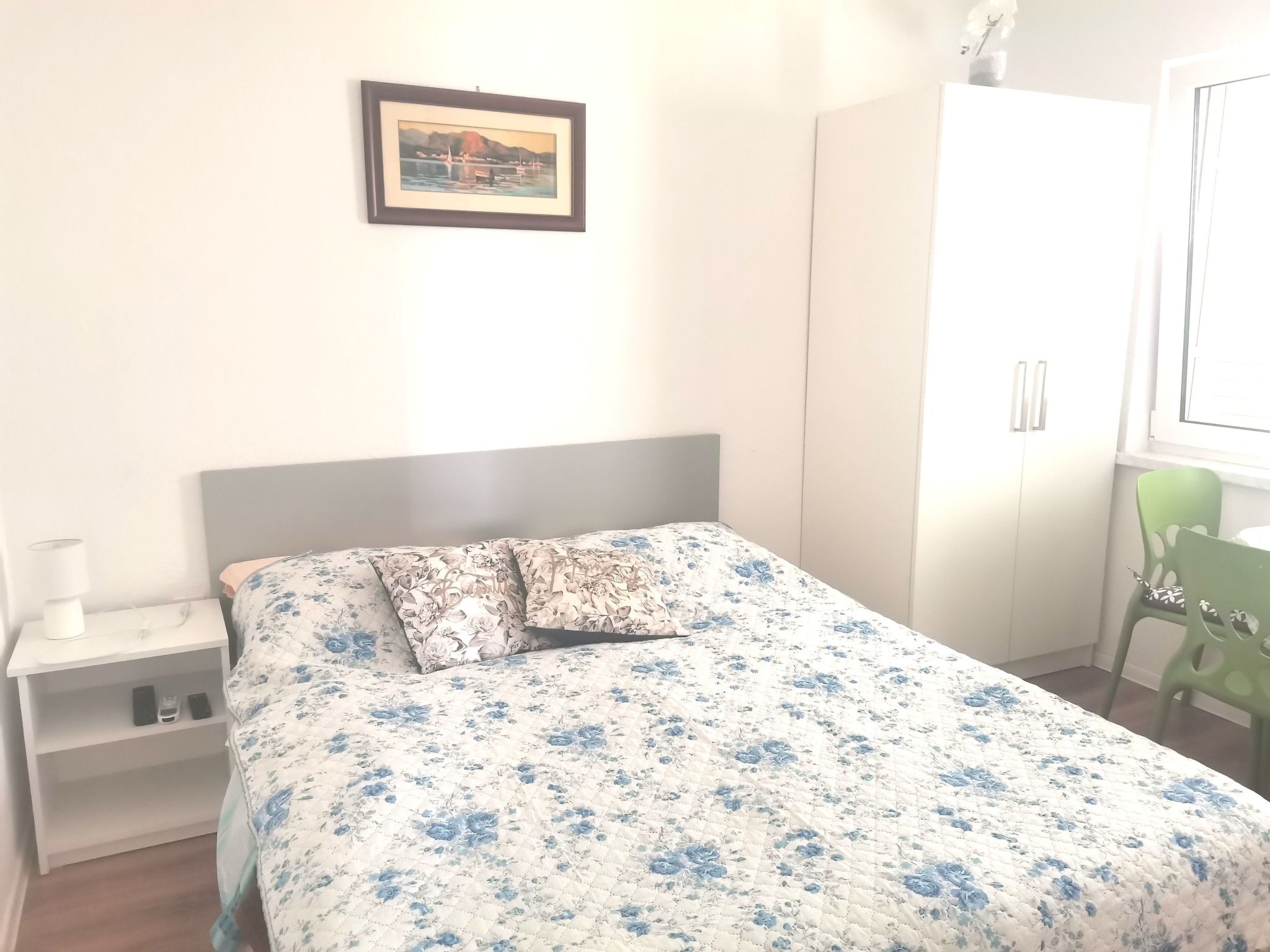 Weiße Idylle auf dem blauen Meer-Binnen