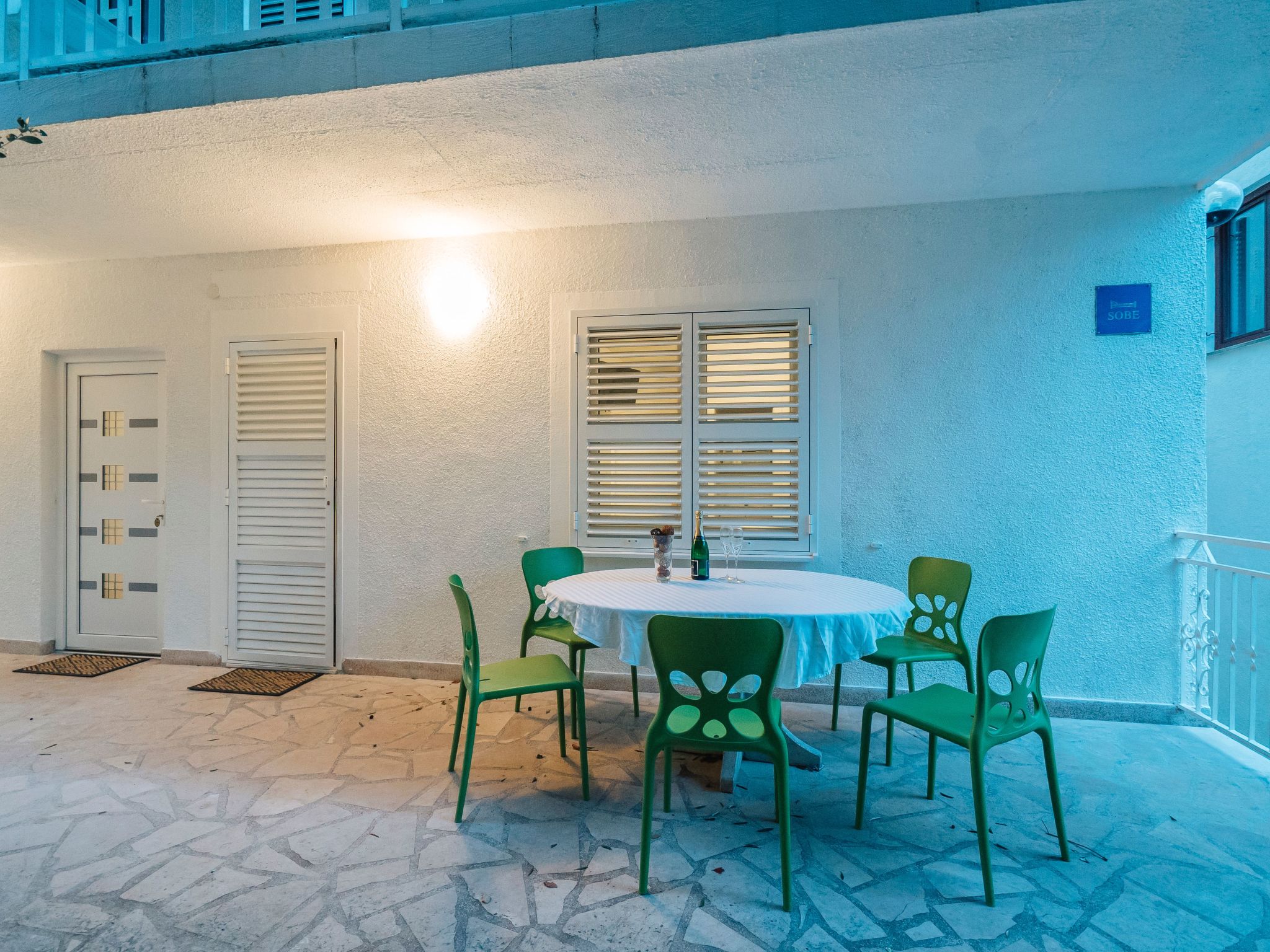 Weiße Idylle auf dem blauen Meer-Binnen