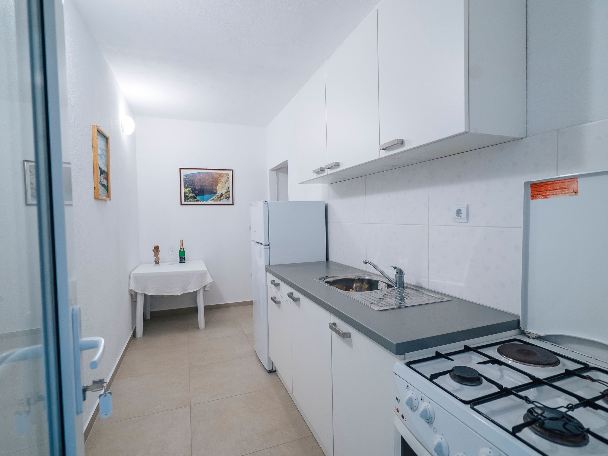 Weiße Idylle auf dem blauen Meer-Binnen