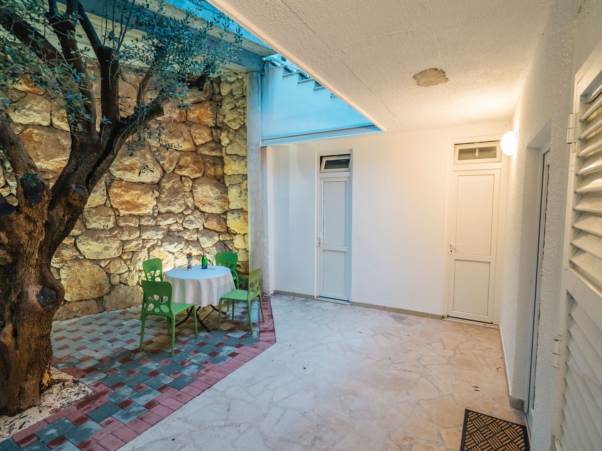 Weiße Idylle auf dem blauen Meer-Binnen