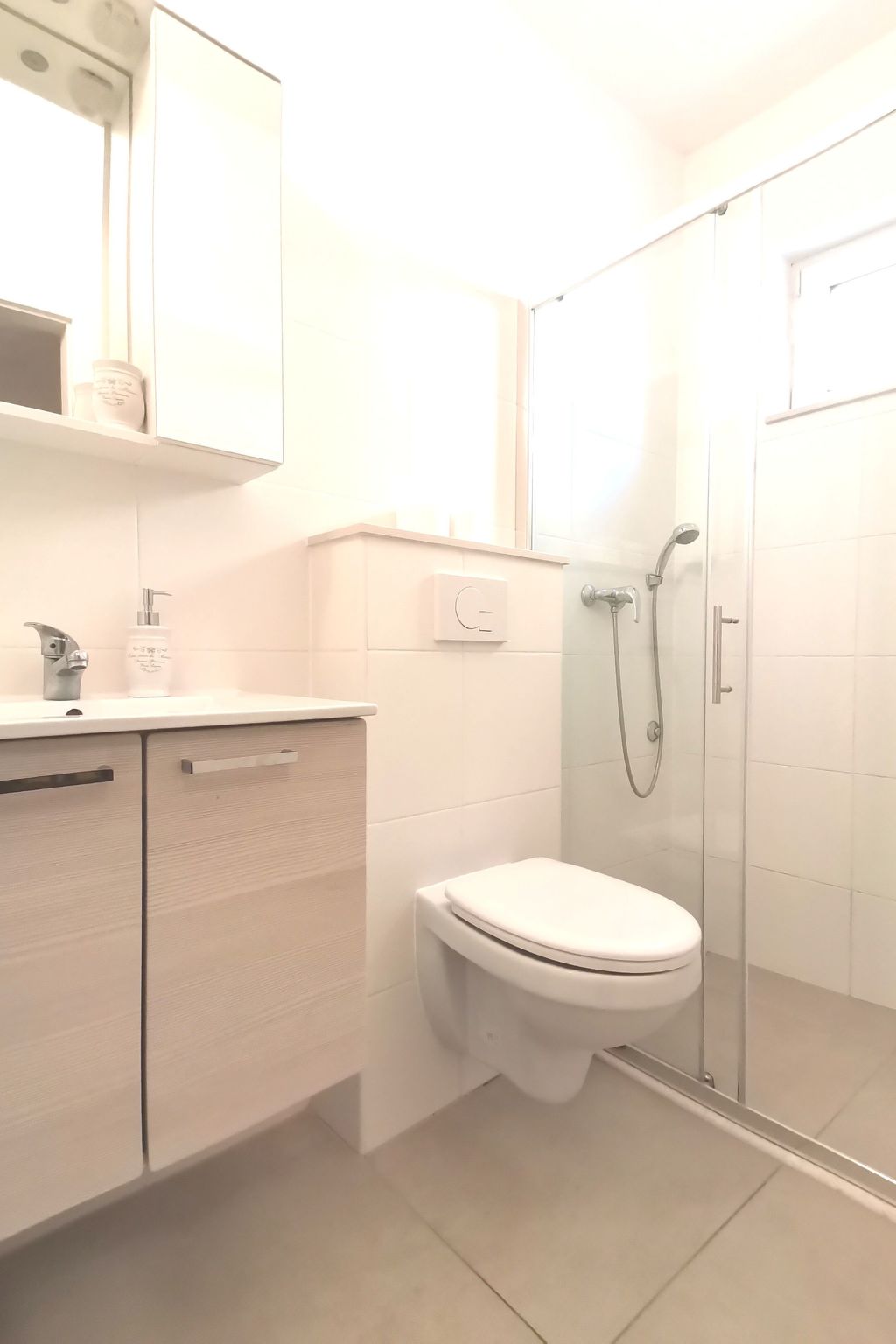 Weiße Idylle auf dem blauen Meer-Binnen