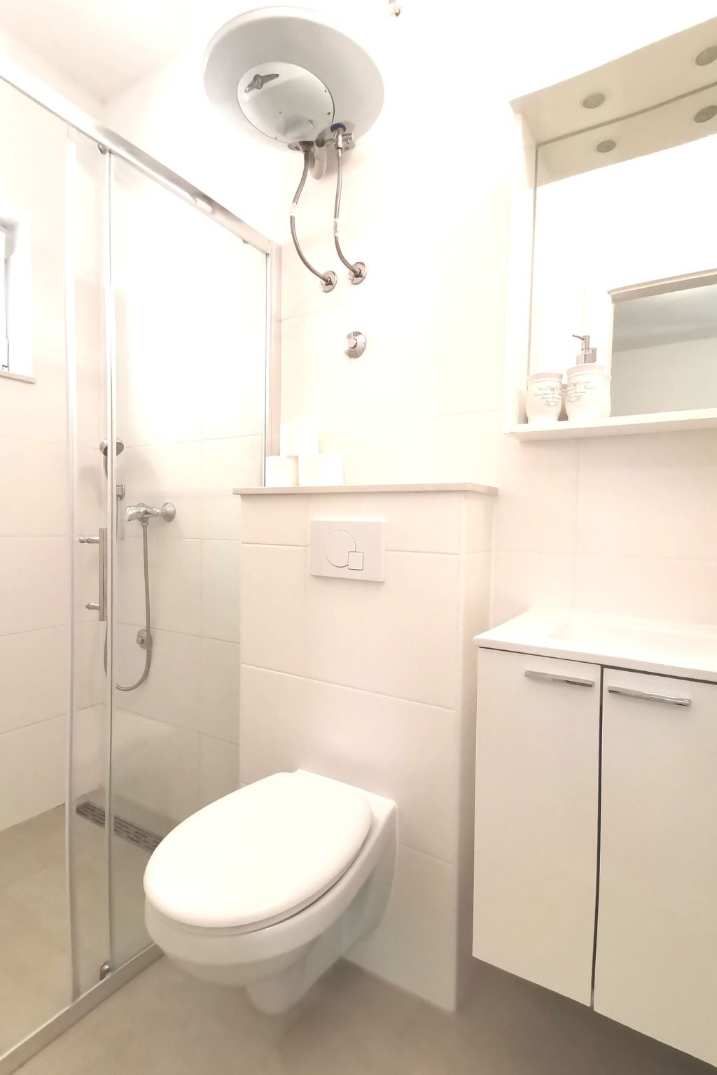 Weiße Idylle auf dem blauen Meer-Binnen