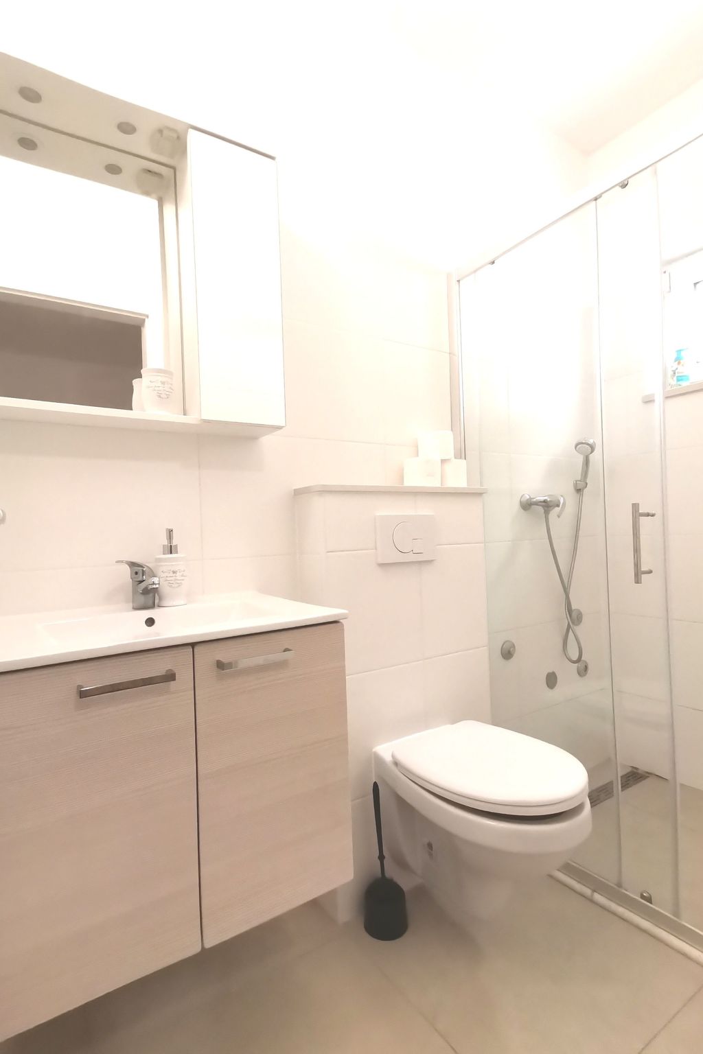 Weiße Idylle auf dem blauen Meer-Binnen