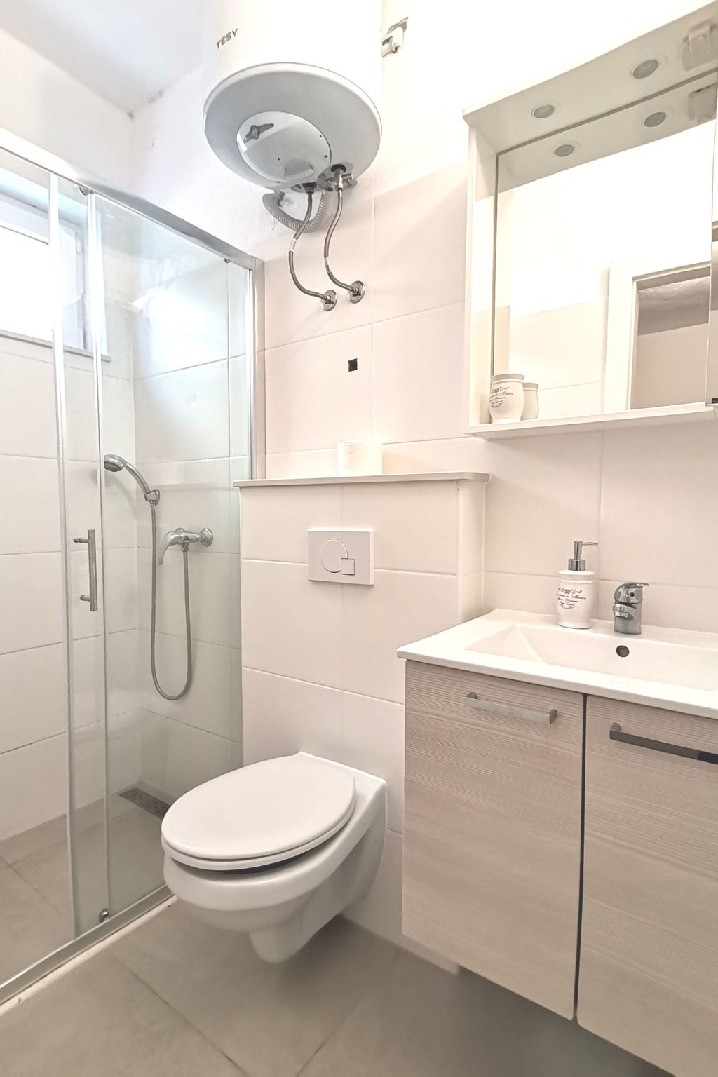 Weiße Idylle auf dem blauen Meer-Binnen