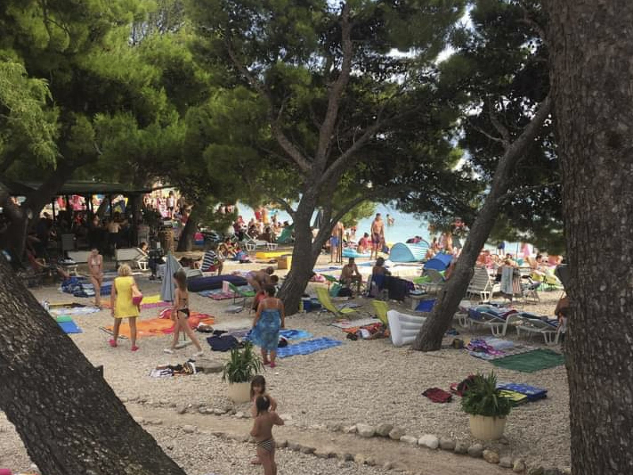 Weiße Idylle auf dem blauen Meer-Binnen