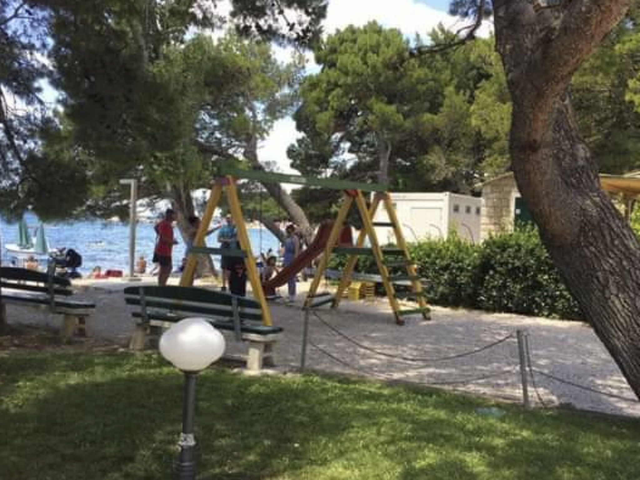 Weiße Idylle auf dem blauen Meer-Binnen