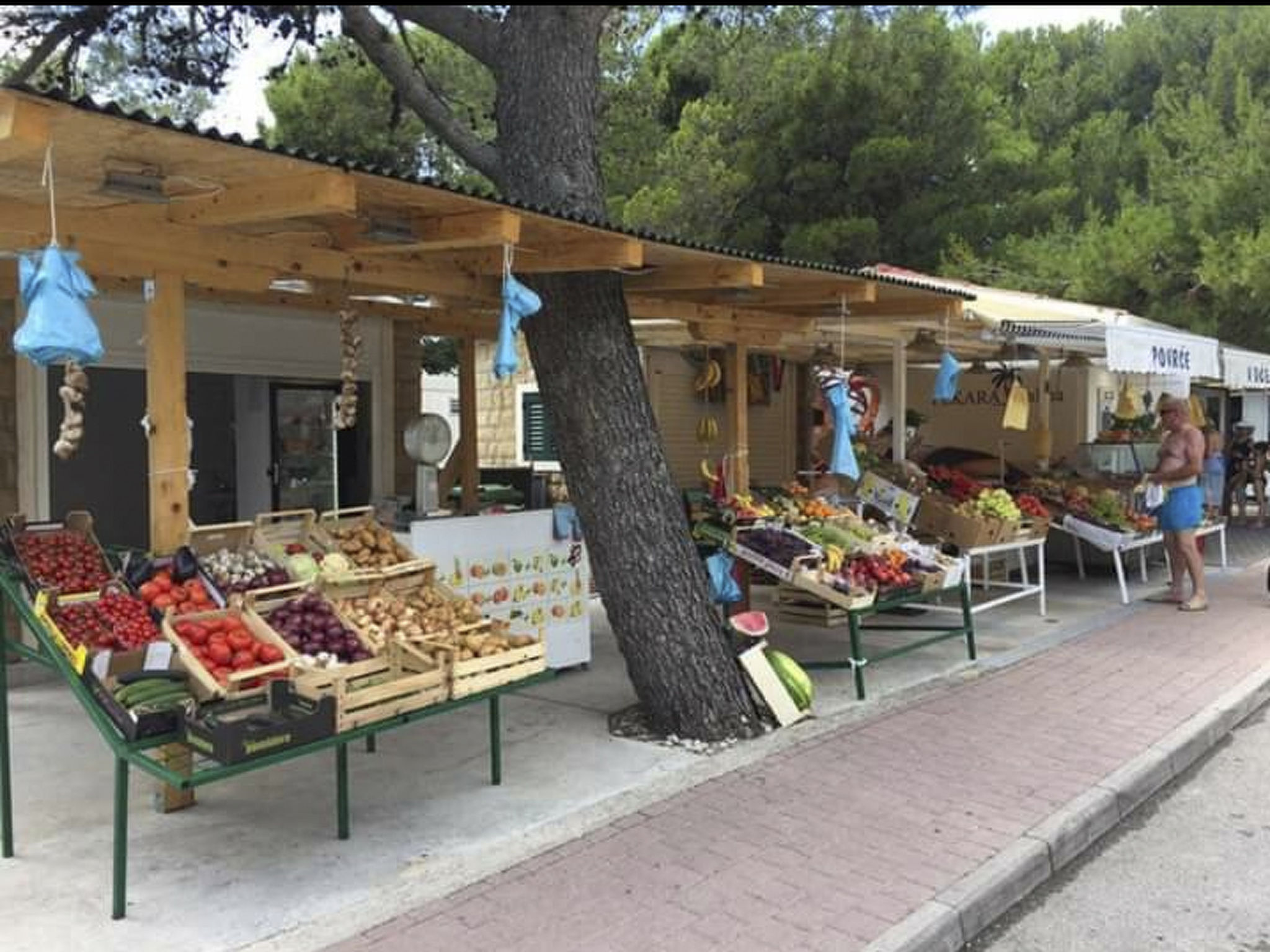 Weiße Idylle auf dem blauen Meer-Binnen