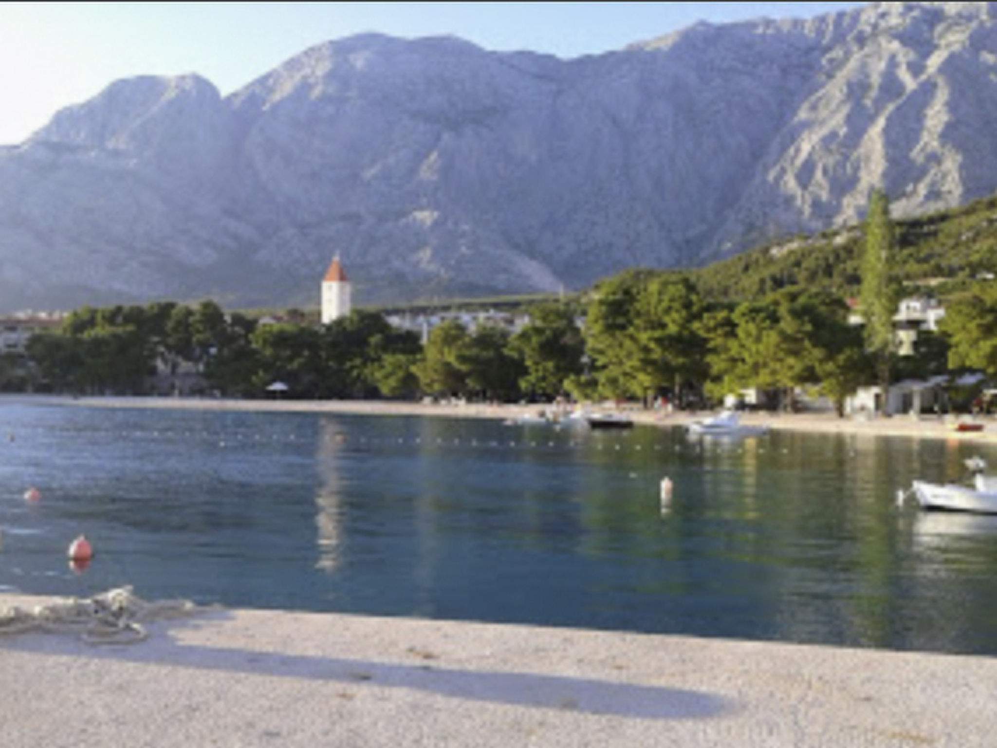 Weiße Idylle auf dem blauen Meer-Binnen