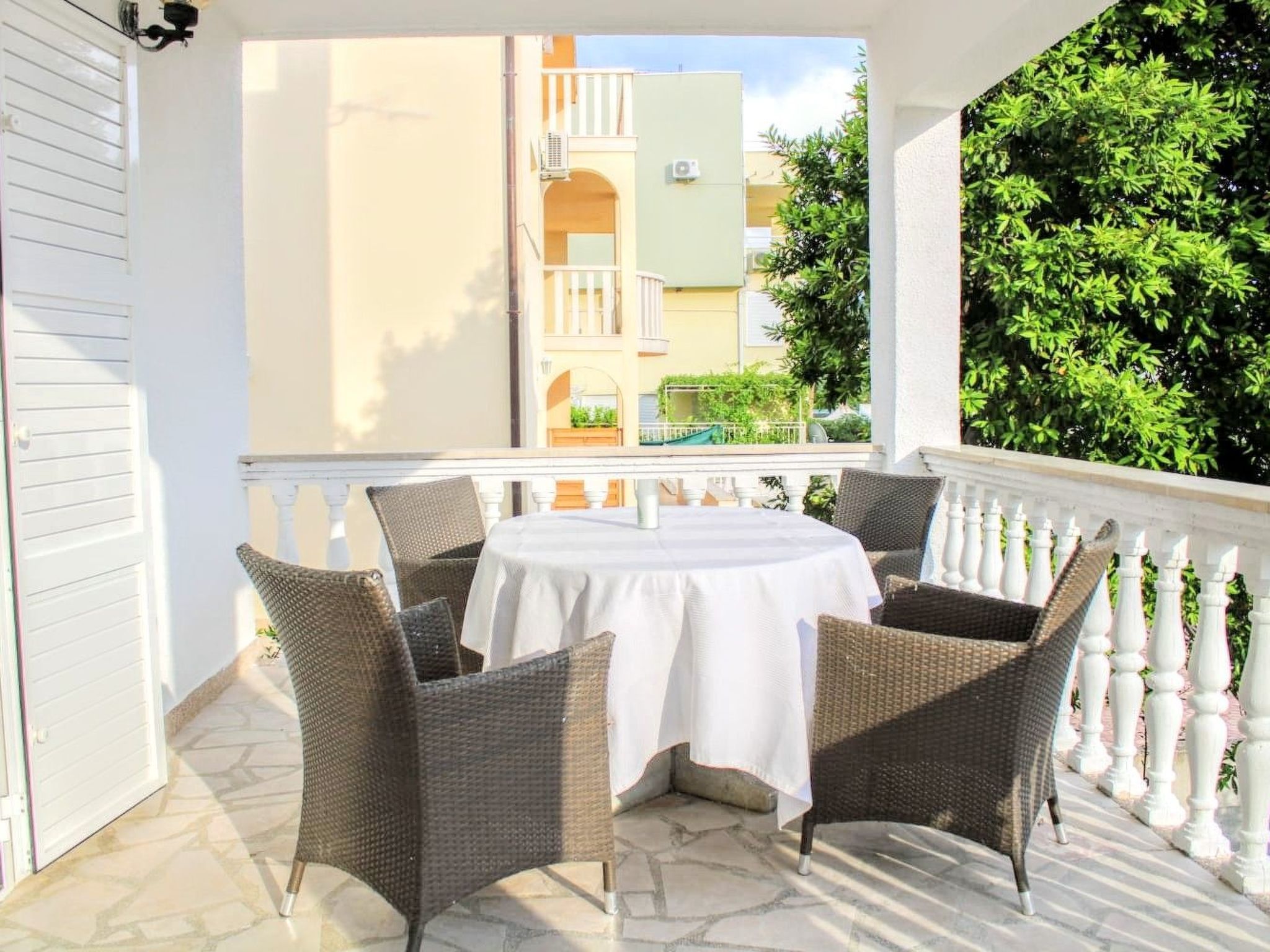 Weiße Idylle auf dem blauen Meer-Binnen