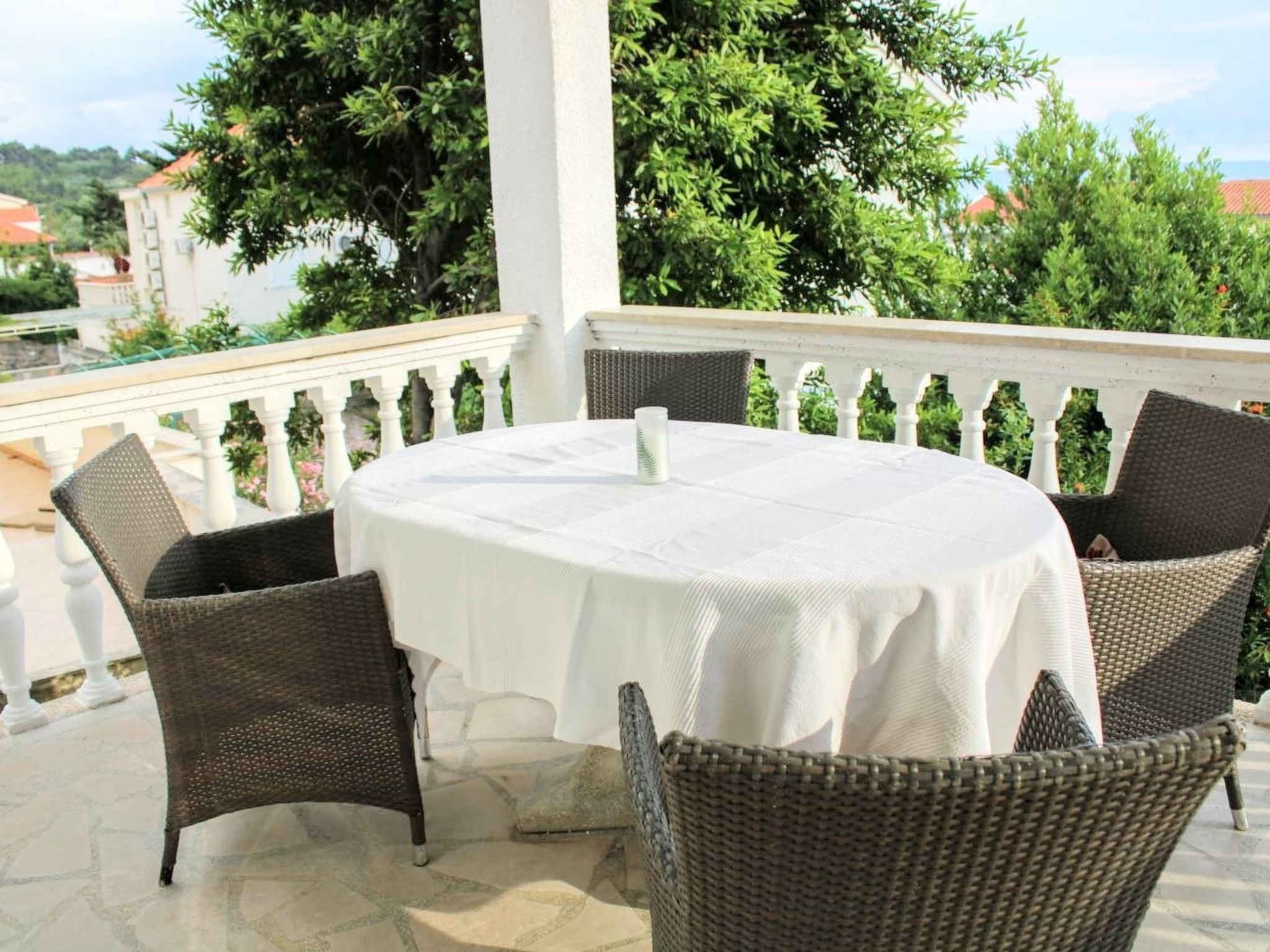 Weiße Idylle auf dem blauen Meer-Binnen