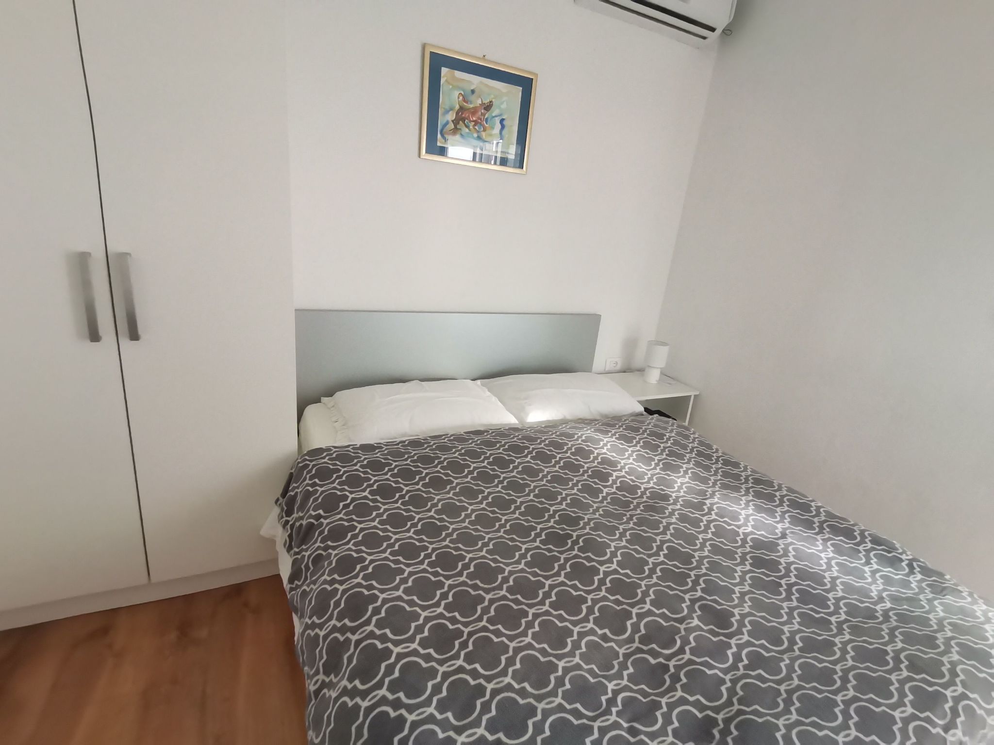 Weiße Idylle auf dem blauen Meer-Binnen