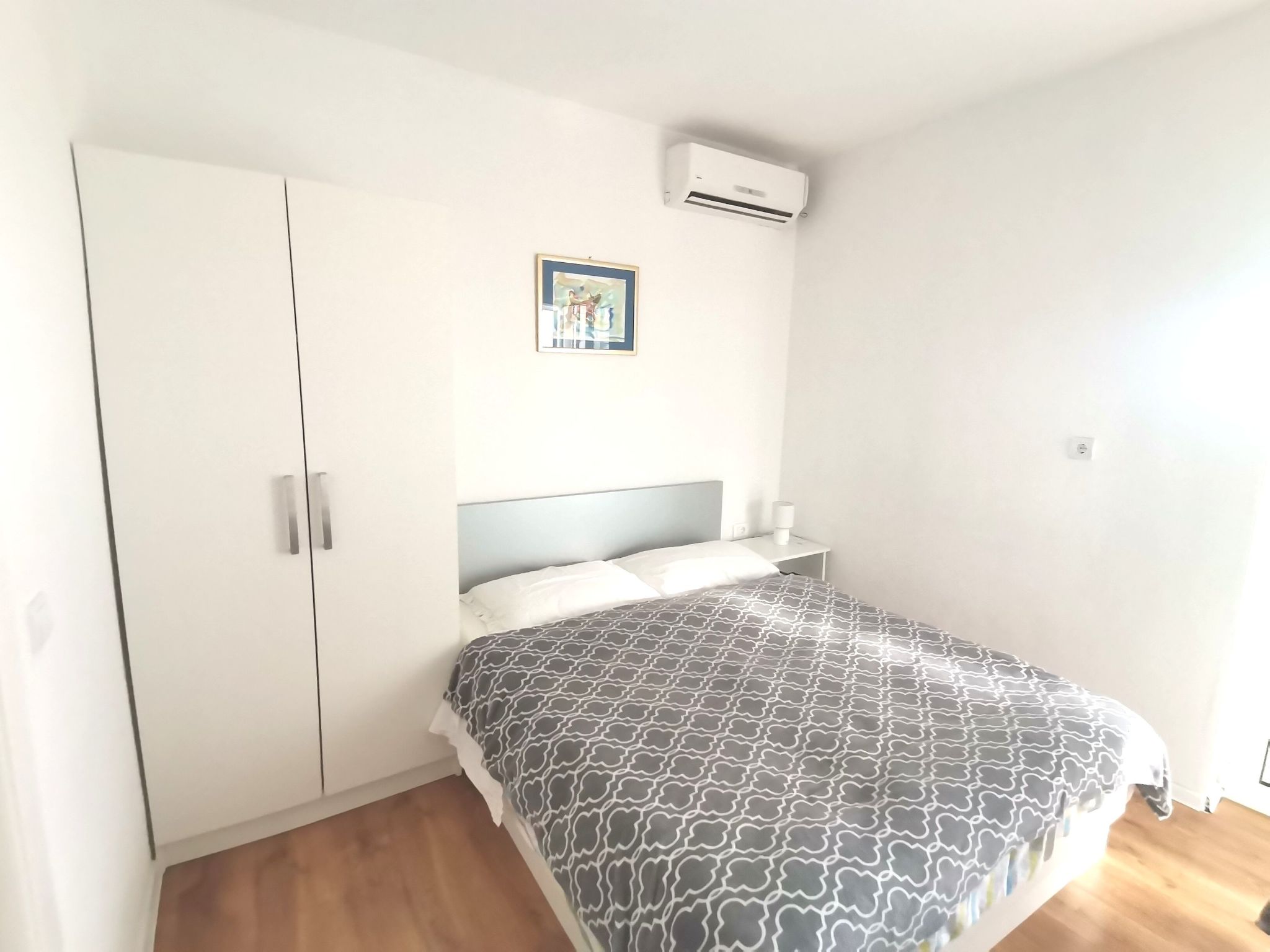 Weiße Idylle auf dem blauen Meer-Binnen