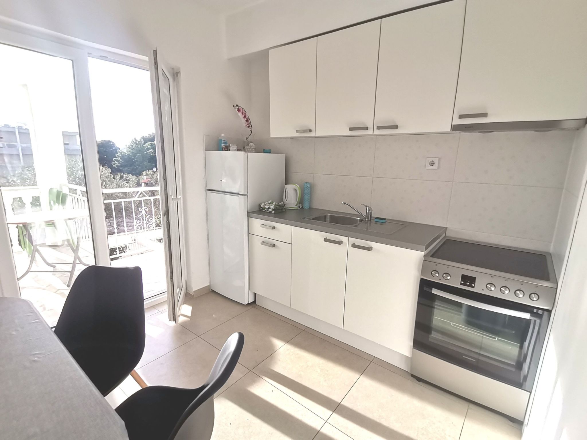 Weiße Idylle auf dem blauen Meer-Binnen