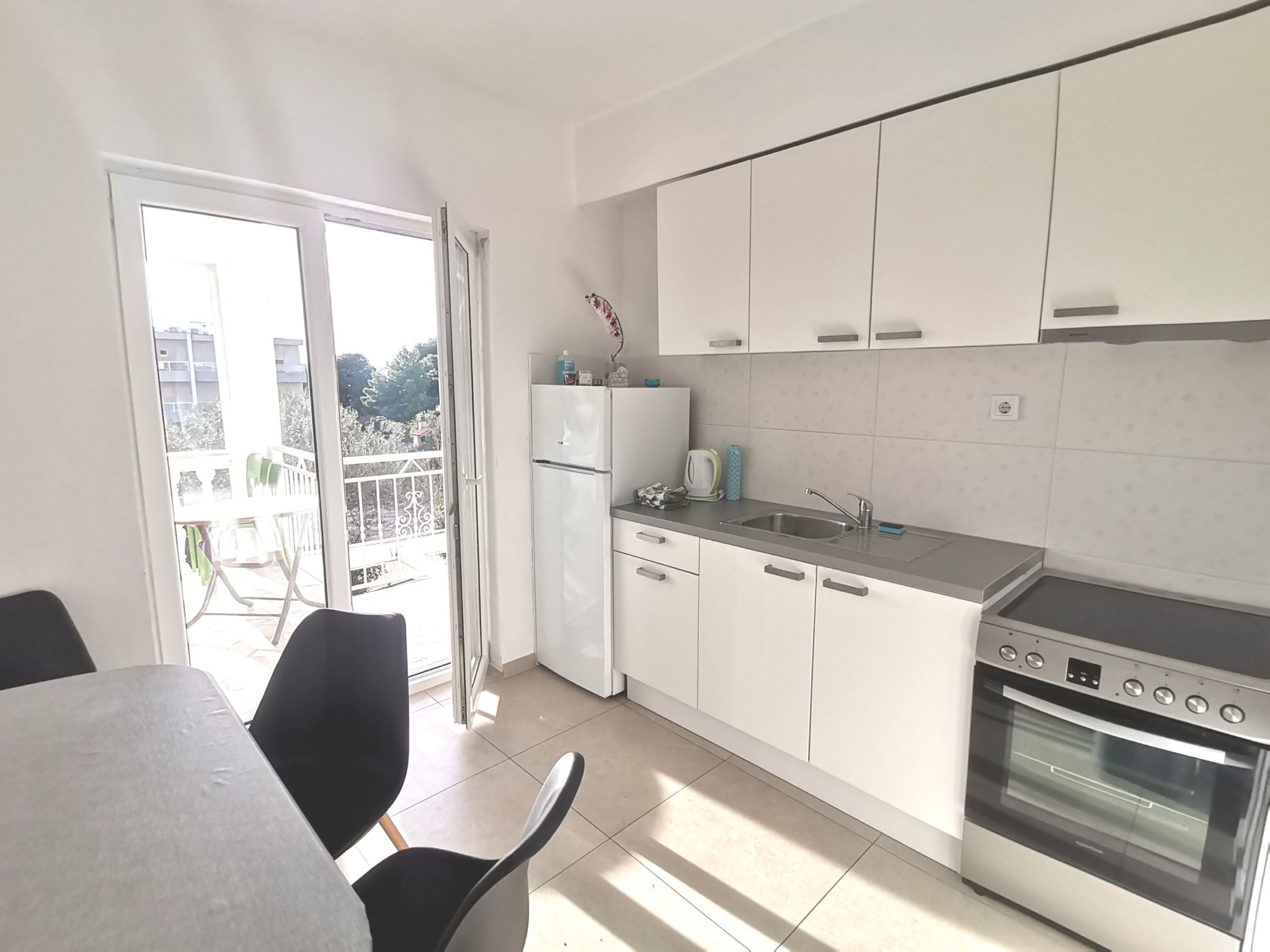 Weiße Idylle auf dem blauen Meer-Binnen