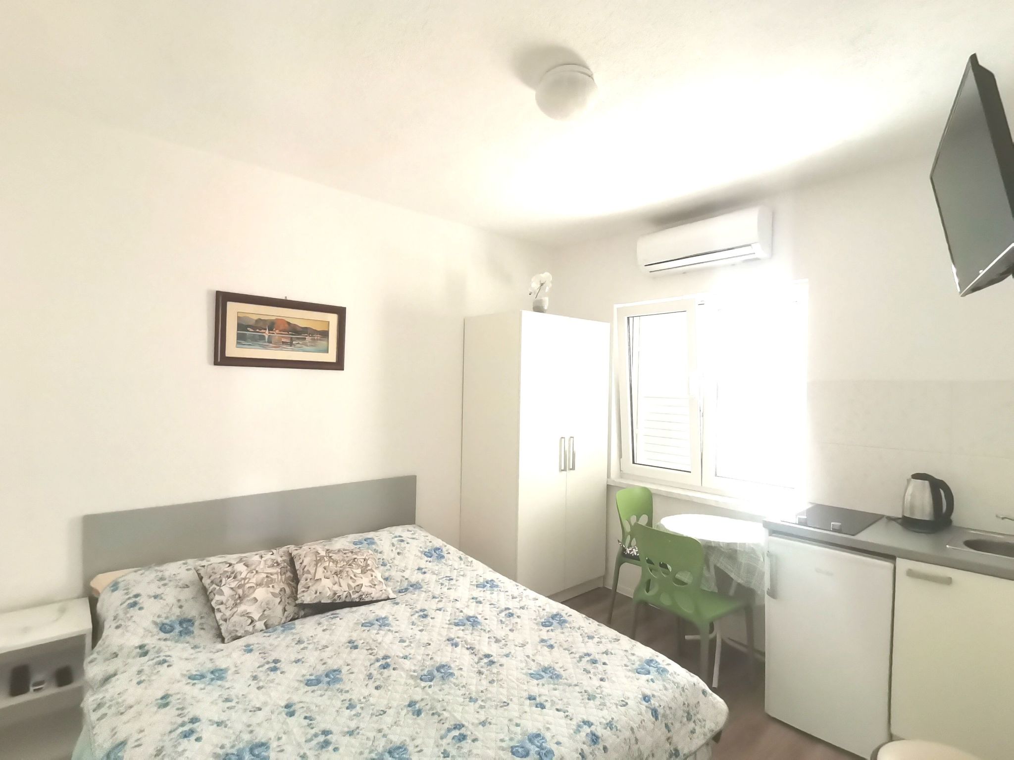 Weiße Idylle auf dem blauen Meer-Binnen