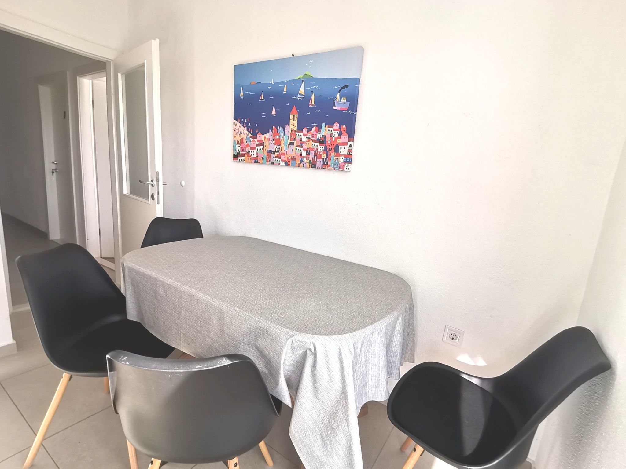 Weiße Idylle auf dem blauen Meer-Binnen