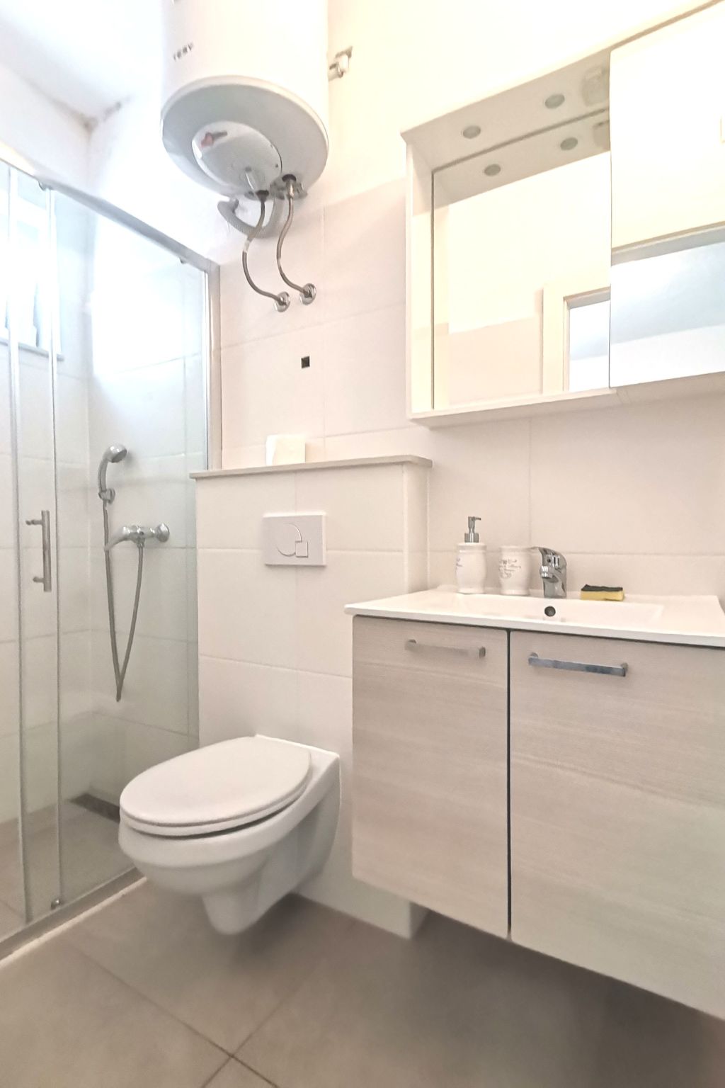 Weiße Idylle auf dem blauen Meer-Binnen