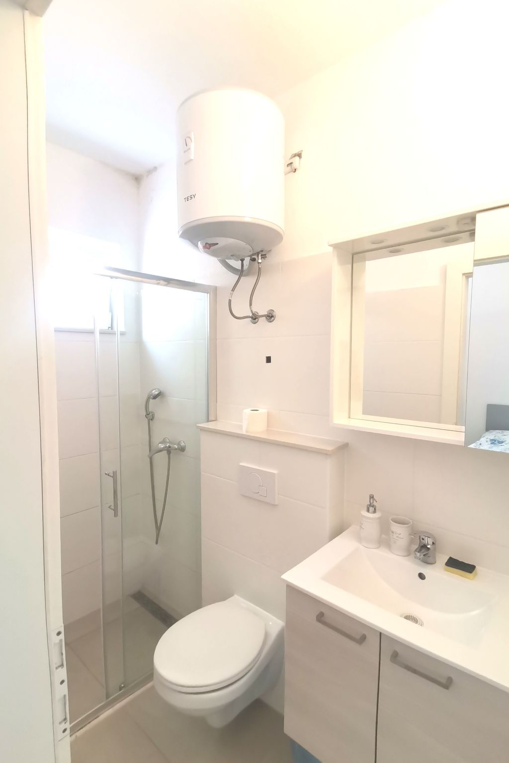 Weiße Idylle auf dem blauen Meer-Binnen