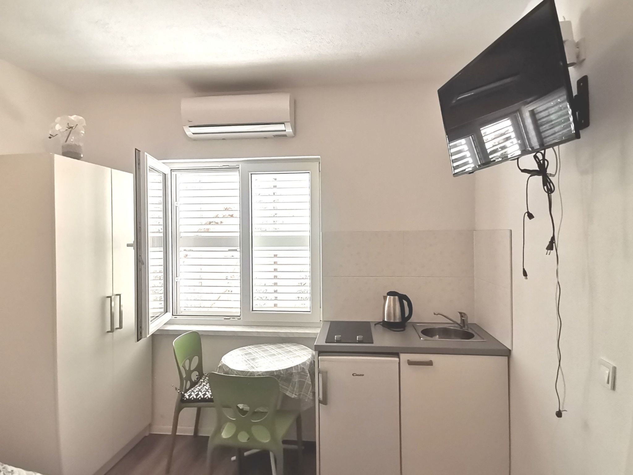 Weiße Idylle auf dem blauen Meer-Binnen