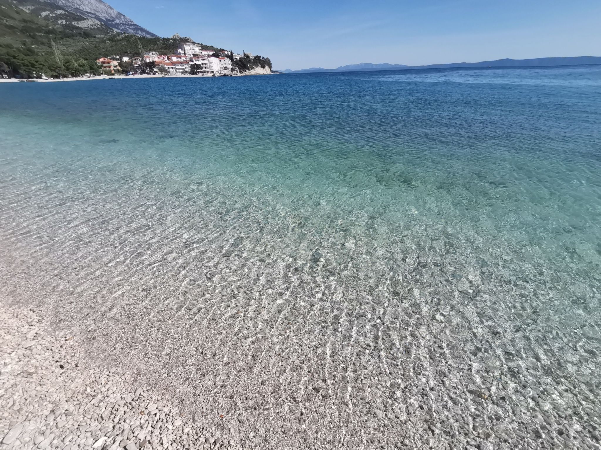 Weiße Idylle auf dem blauen Meer