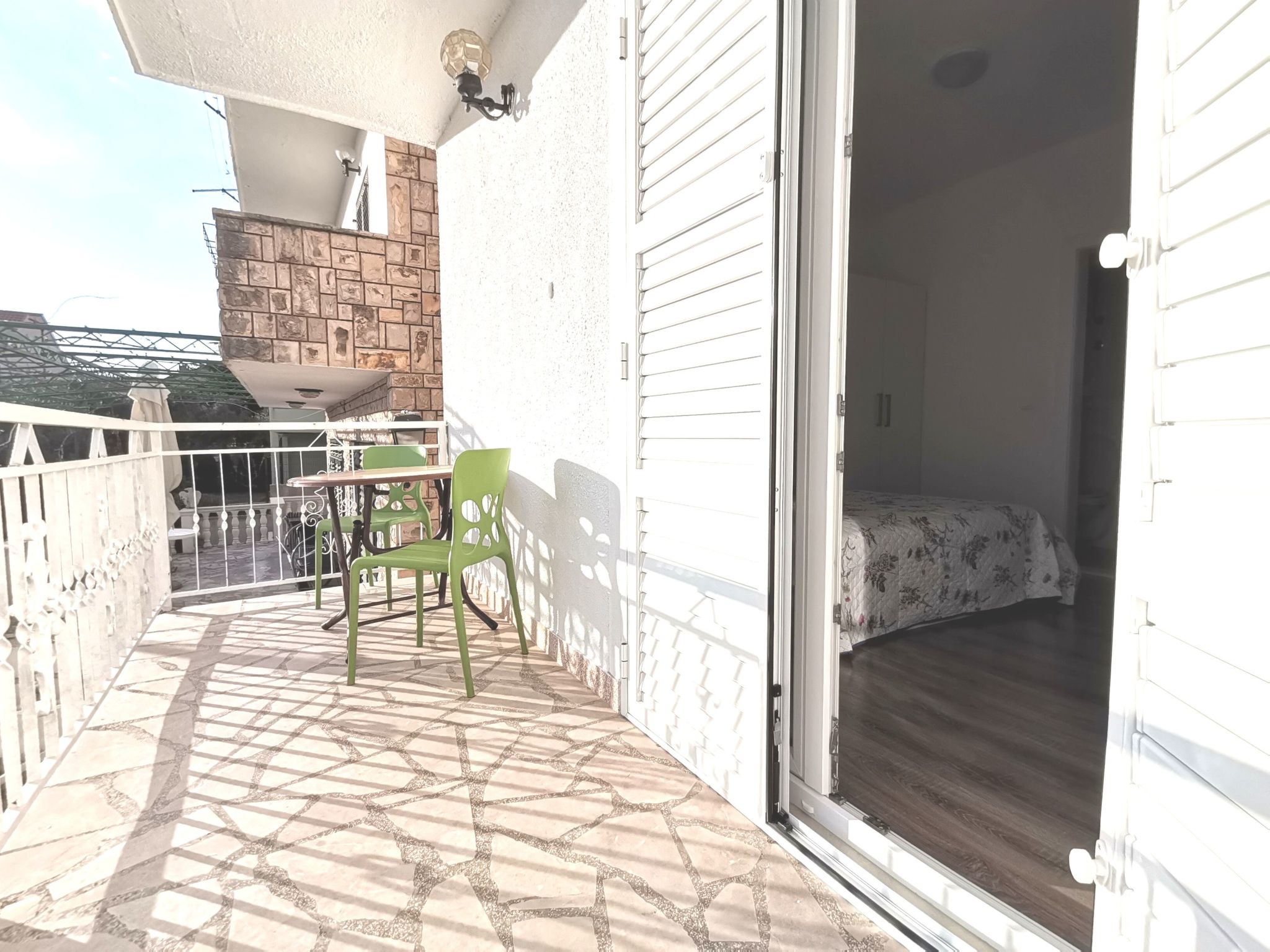 Weiße Idylle auf dem blauen Meer-Binnen