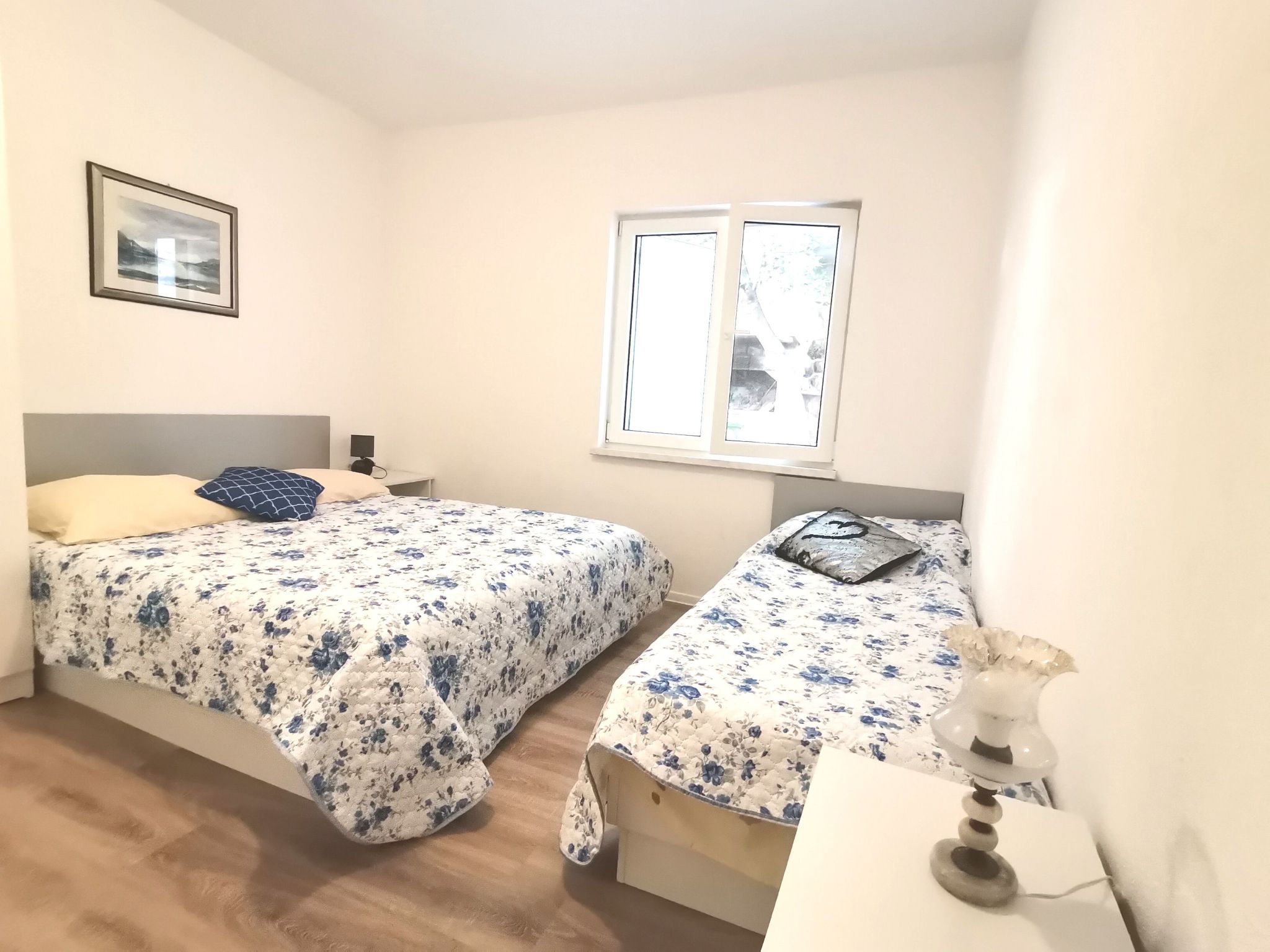 Weiße Idylle auf dem blauen Meer-Binnen