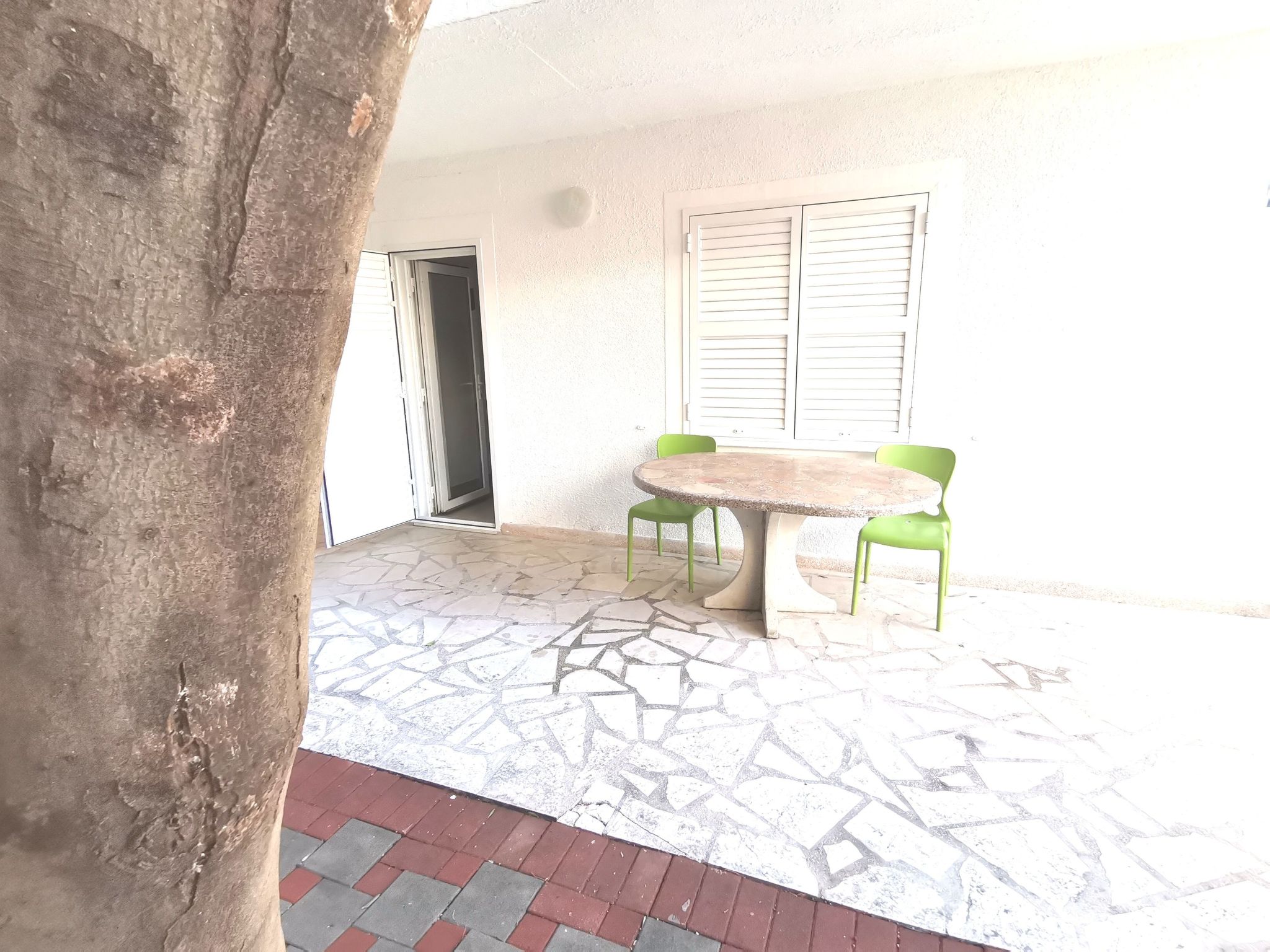 Weiße Idylle auf dem blauen Meer-Binnen