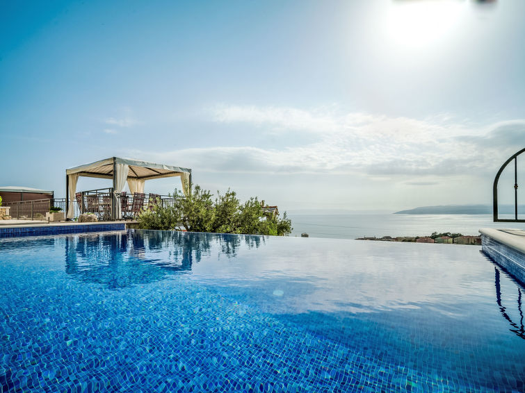 Op 1,5 km van zee: Vakantiehuis Bellavista met verwarmd privézwembad in Makarska