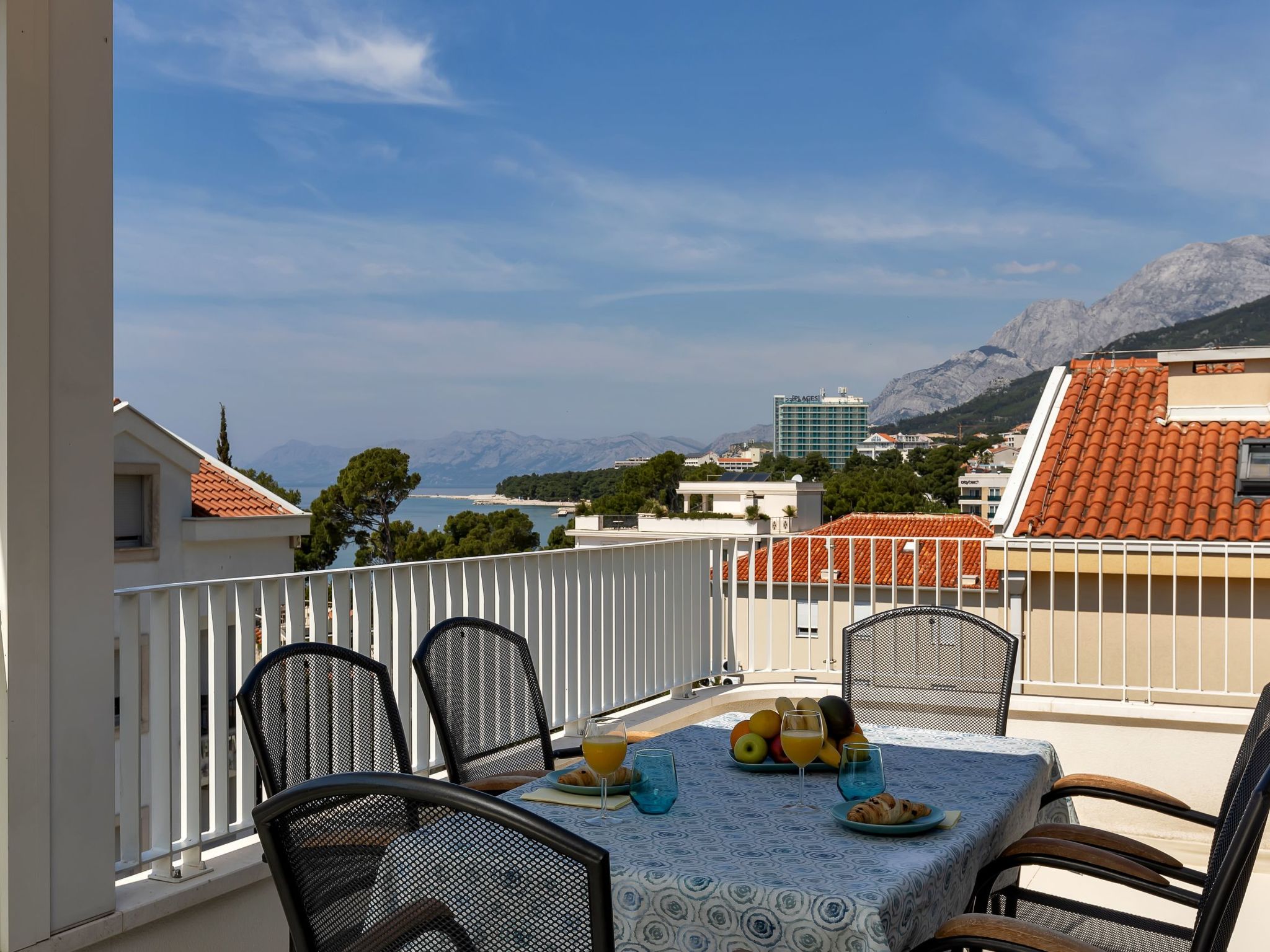 Penthouse Nikolina-50m to beach