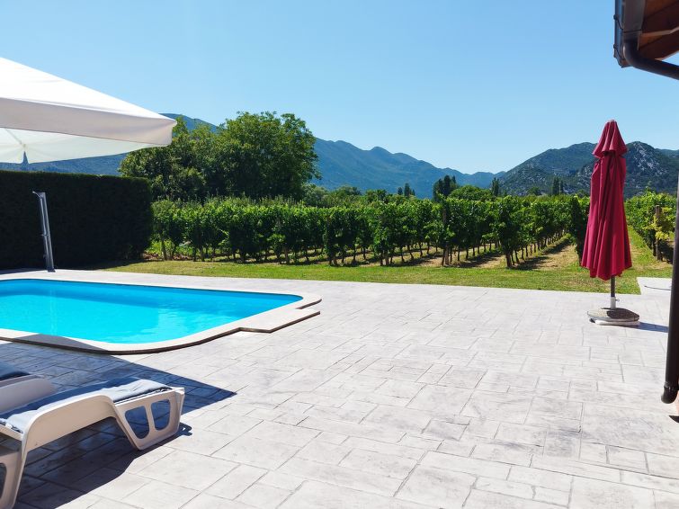 Centraal gelegen appartement in Makarska met privézwembad in Makarska