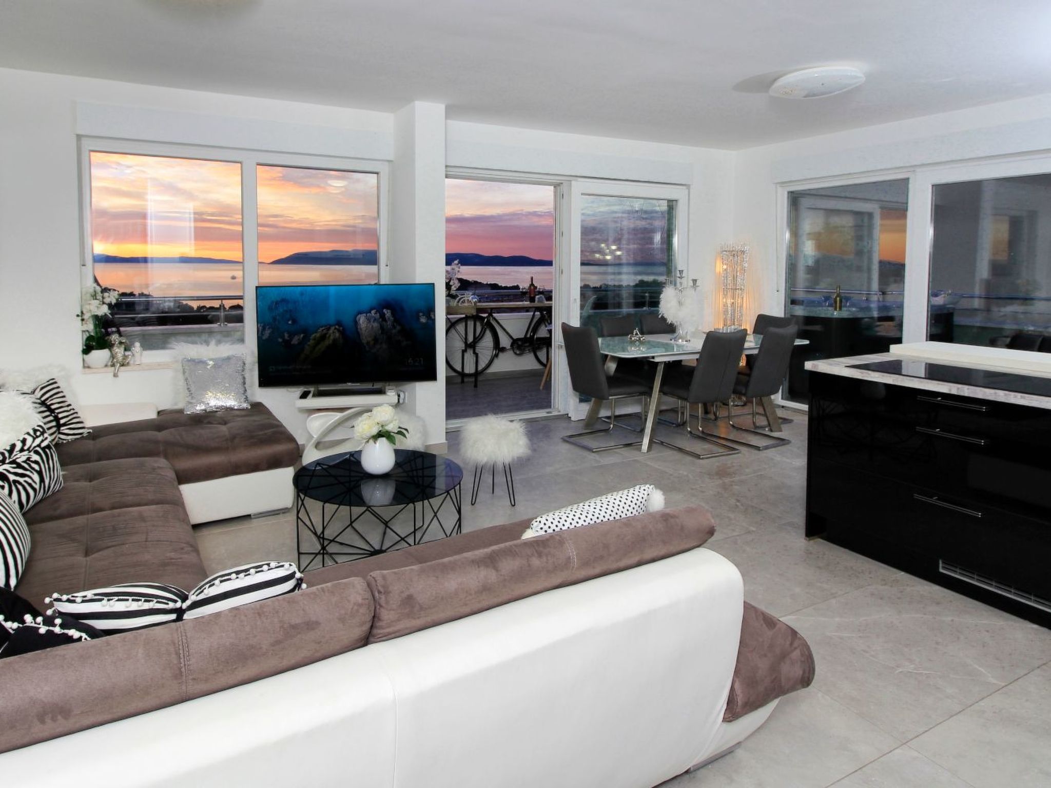 In Makarska mit Panoramablick-Inside