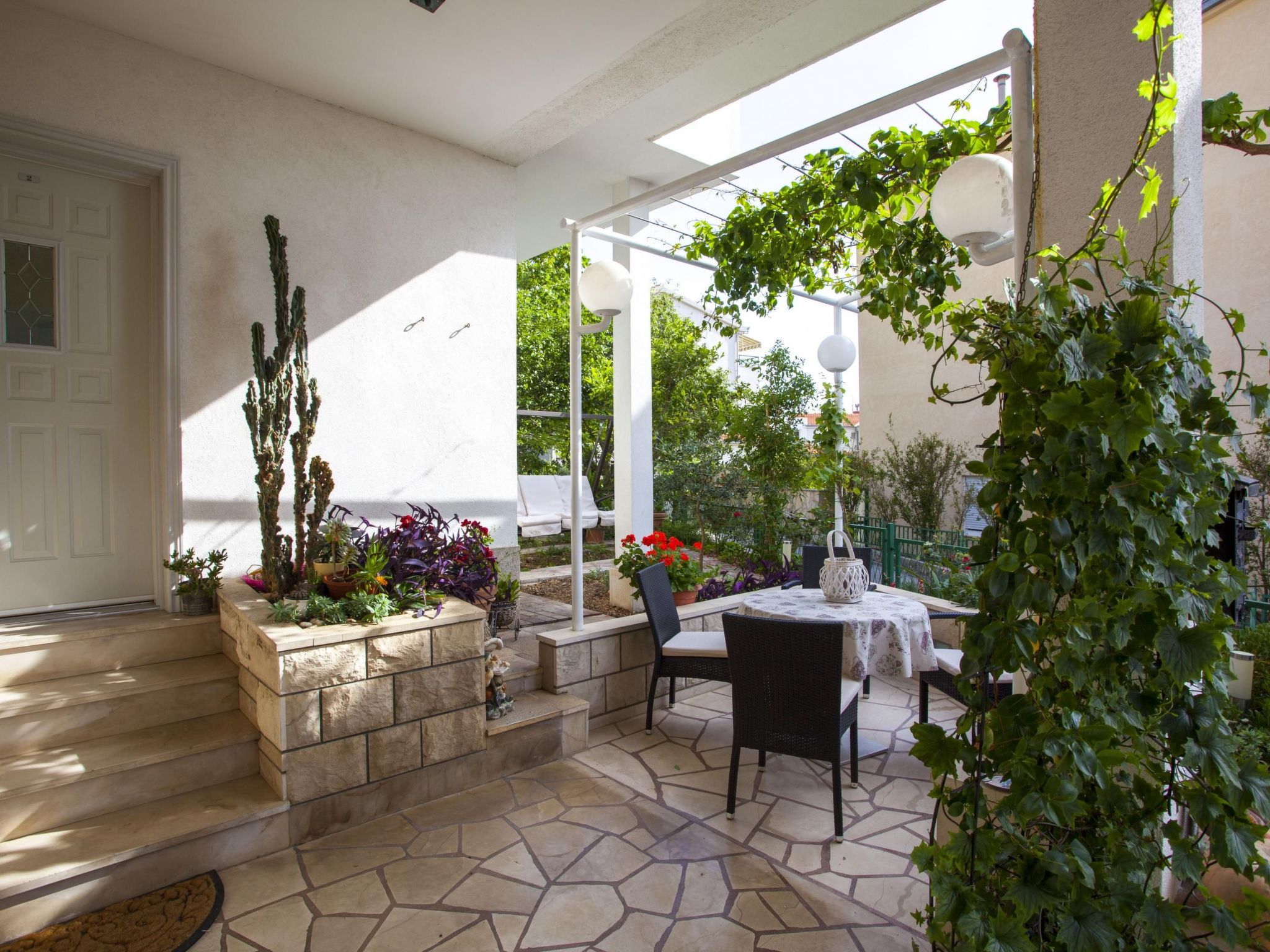 Komfortable Ferienwohnung mit Terrasse in Bidol-Image-tags.info