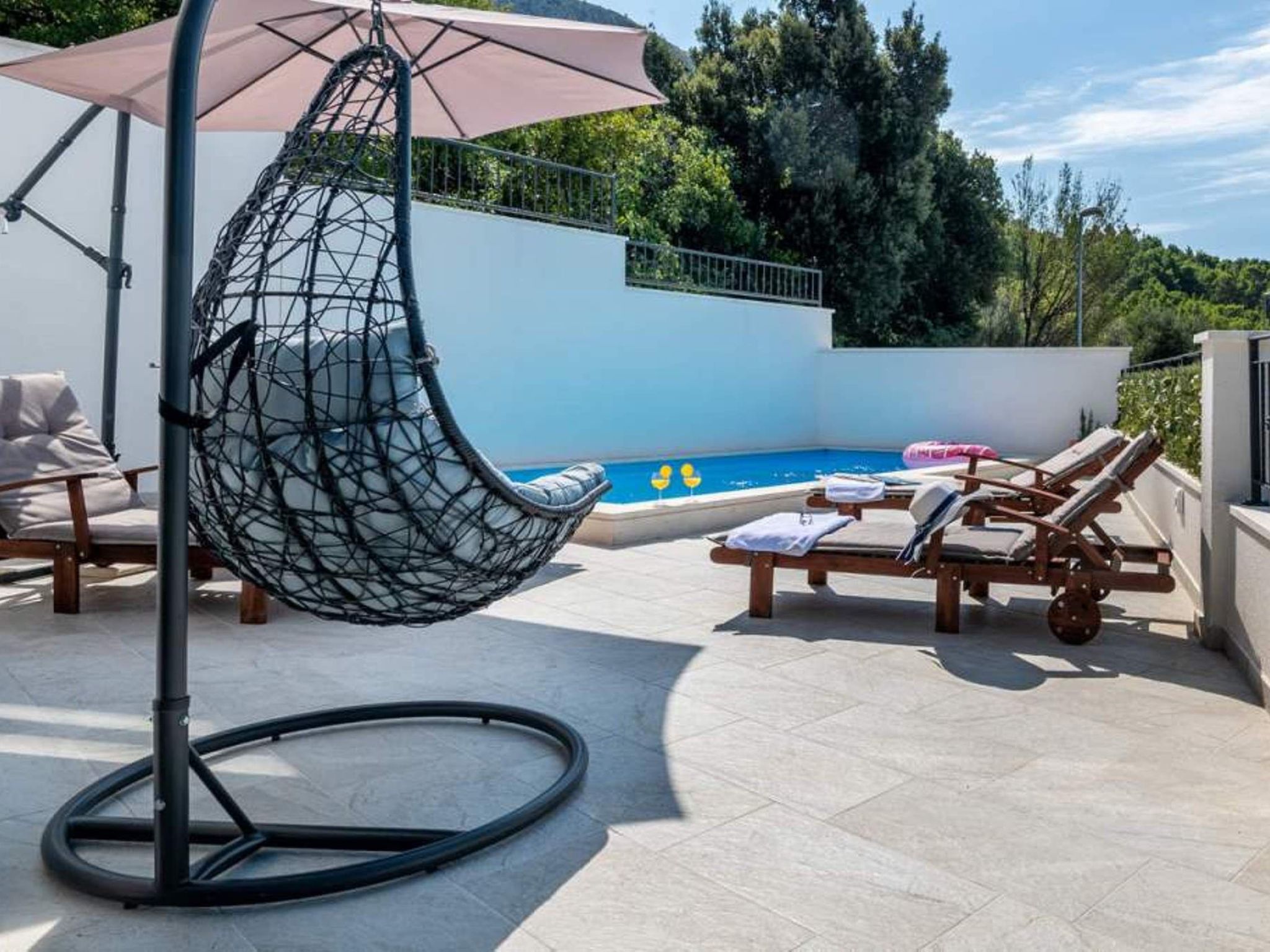 "Paola" mit eigenem Pool-Outside