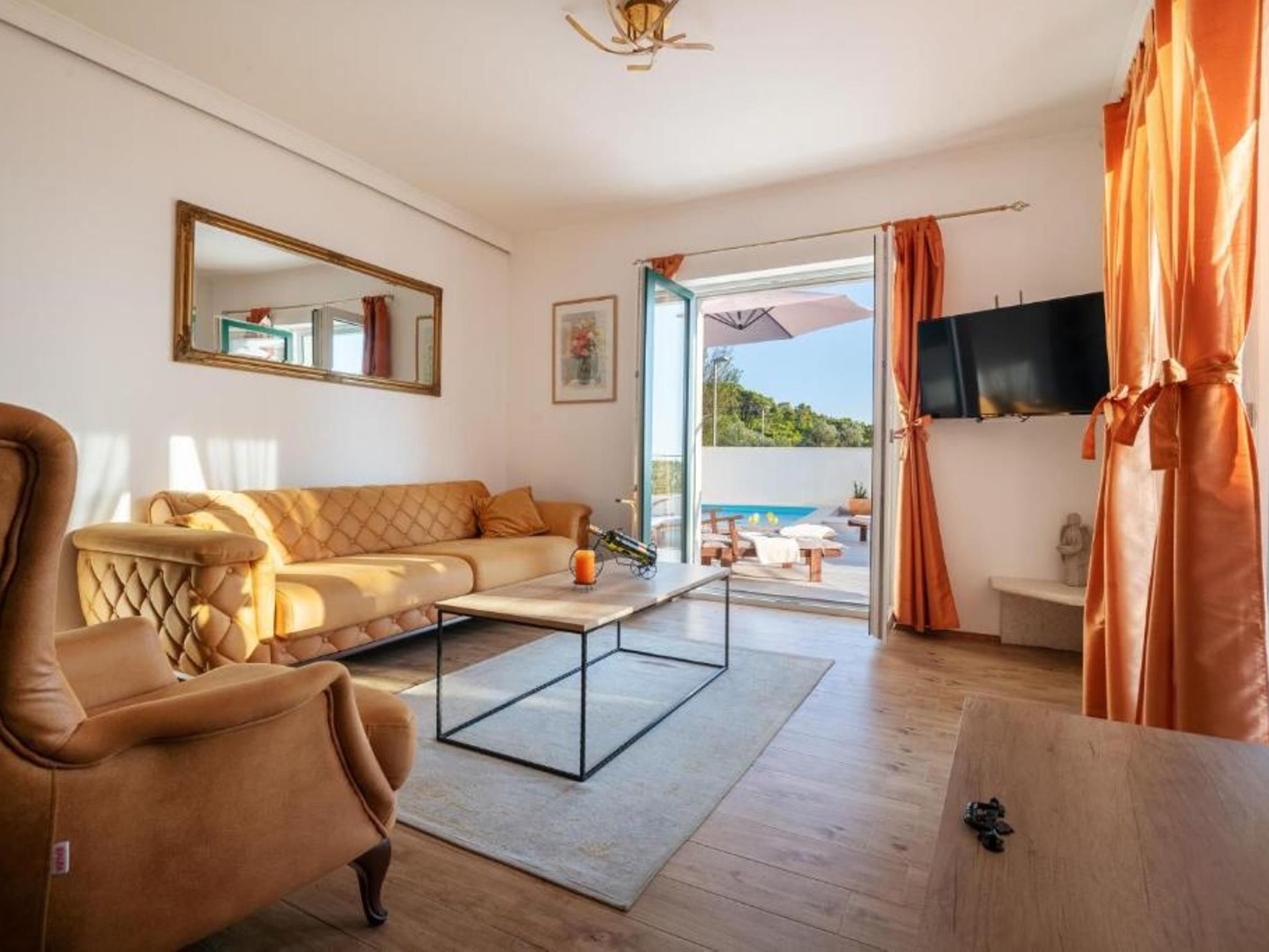 "Paola" mit eigenem Pool-Image-tags.info