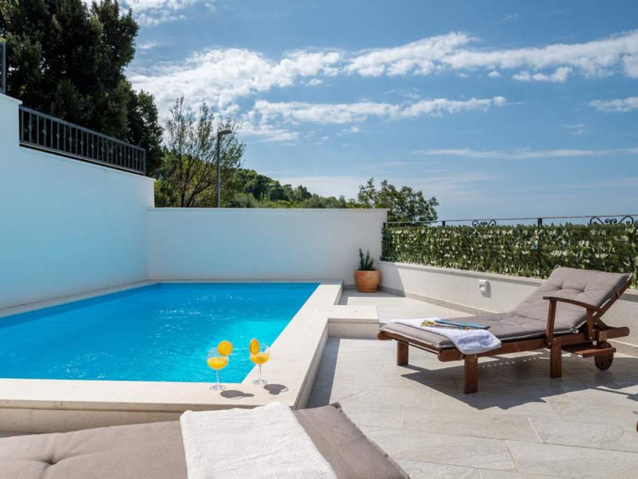 "Paola" mit eigenem Pool-Outside