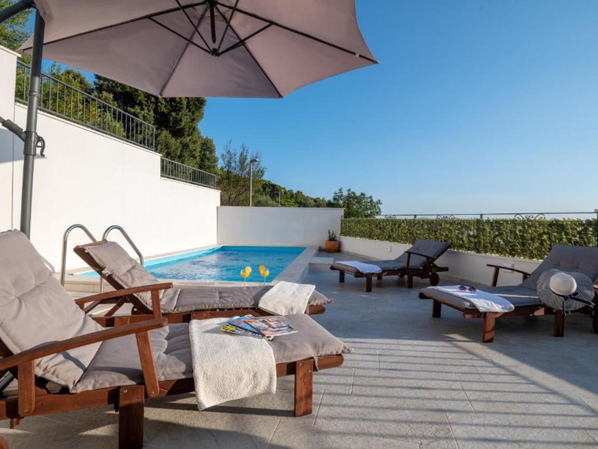 "Paola" mit eigenem Pool-Outside