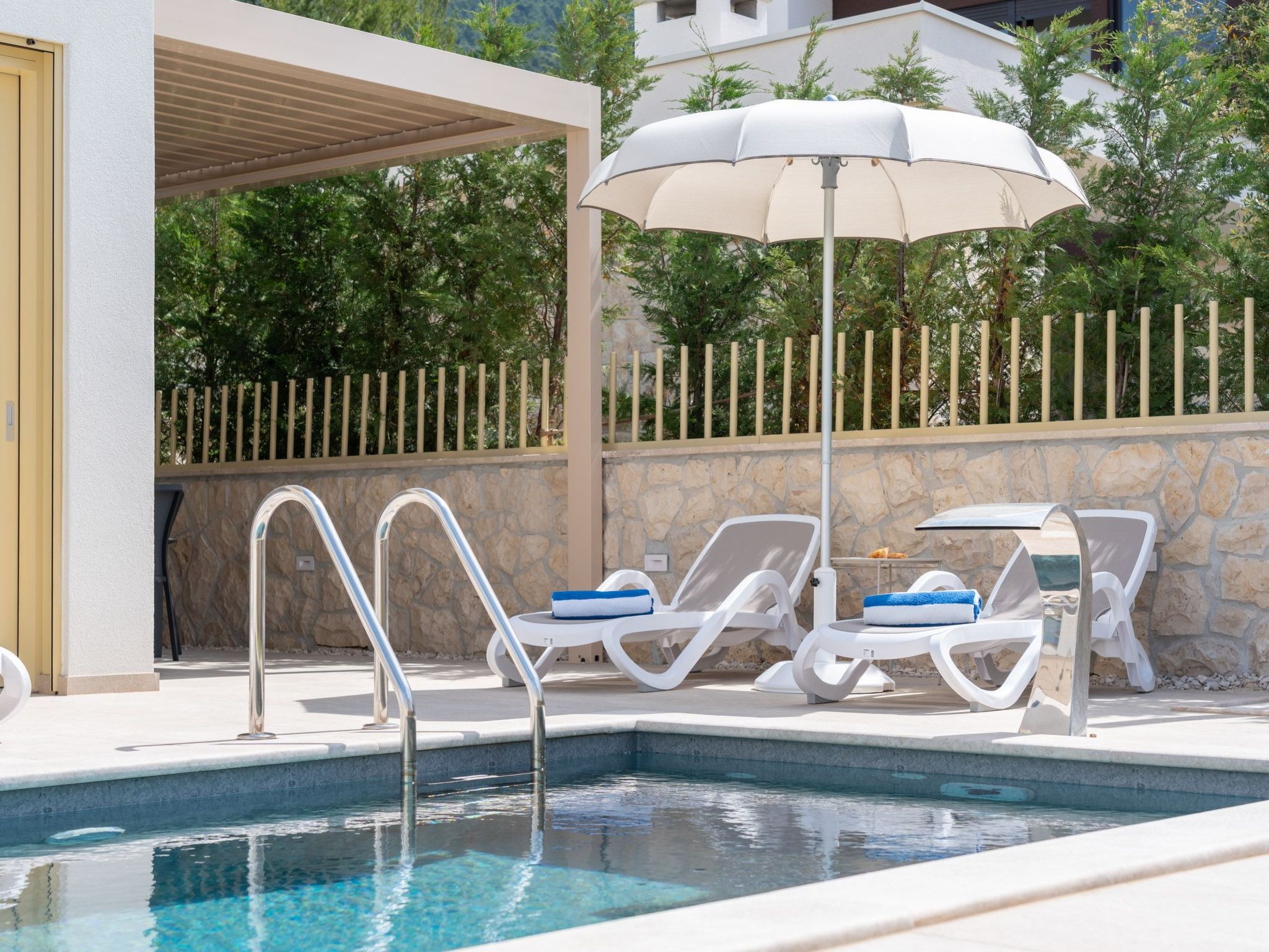 Neue Villa Adore-Binnen