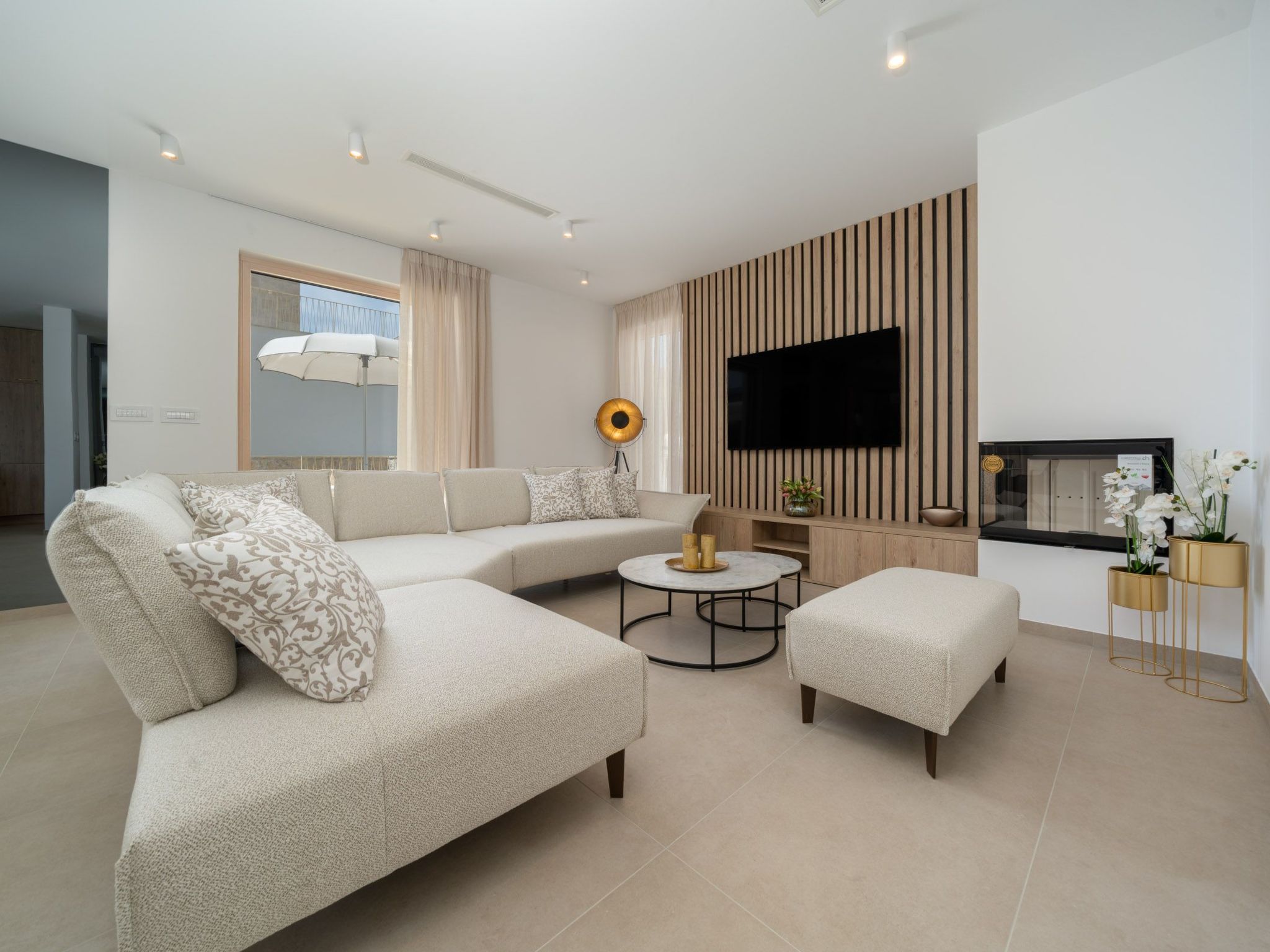 Neue Villa Adore-Binnen